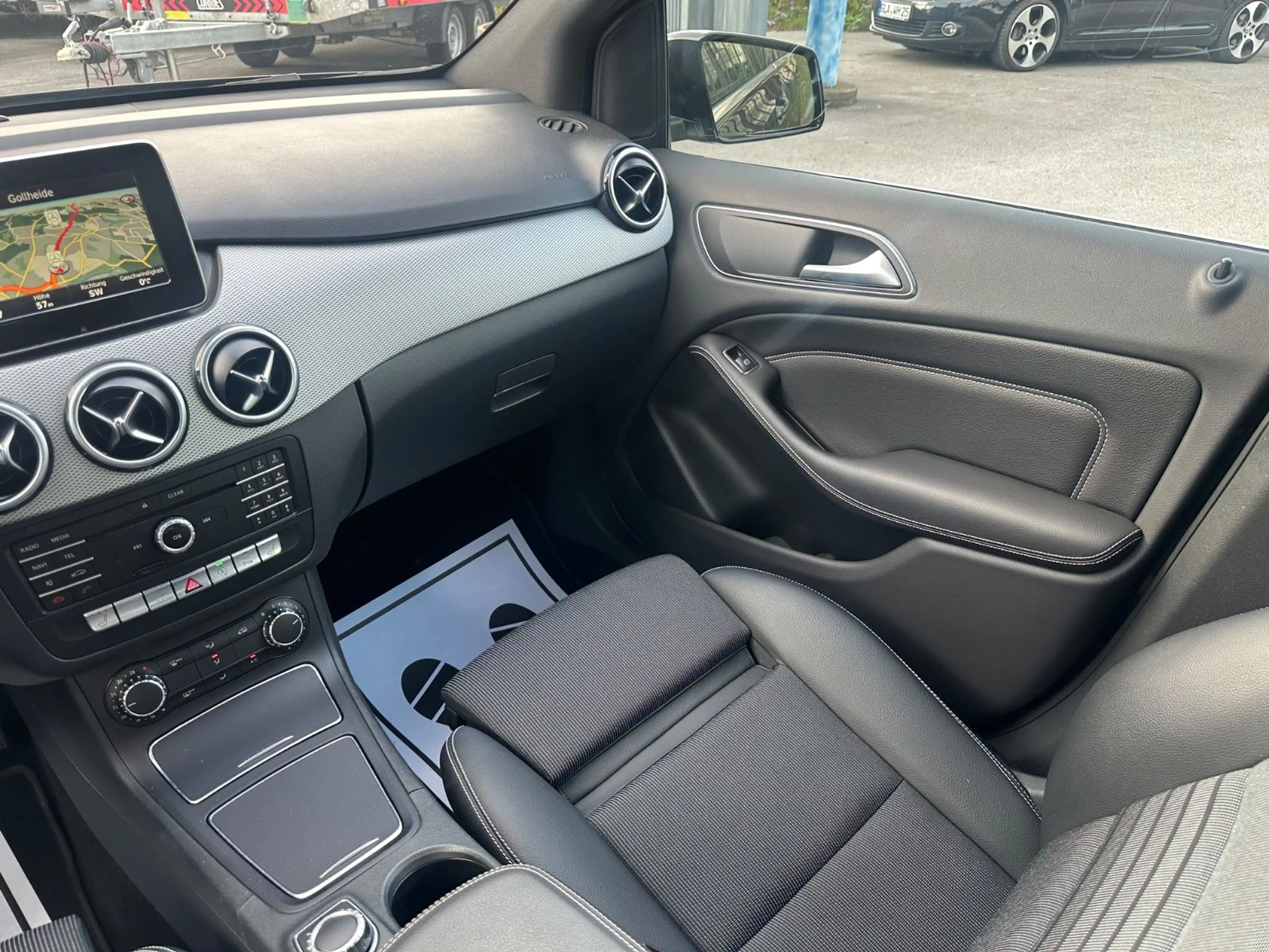 Mercedes-Benz B 180 Navi LED — photo 11