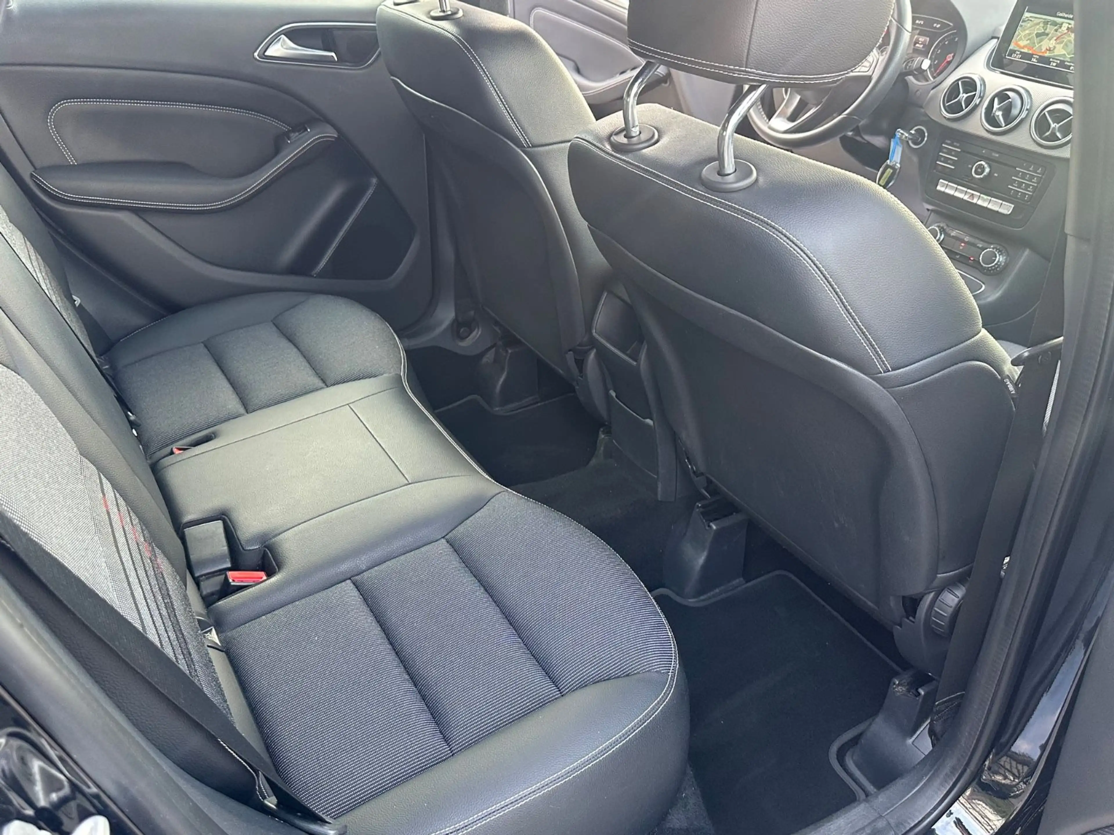 Mercedes-Benz B 180 Navi LED — photo 10