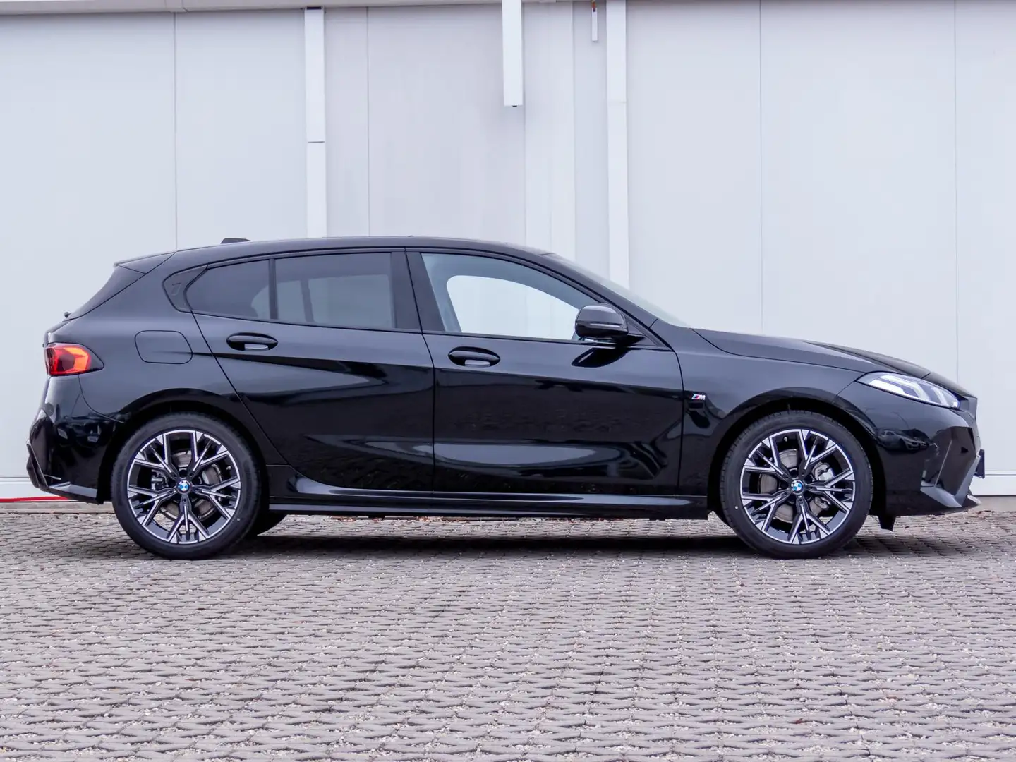BMW 118 d M Sport AHK PanoDach Klimaauto2Zon S-Schutz Zwart - 2