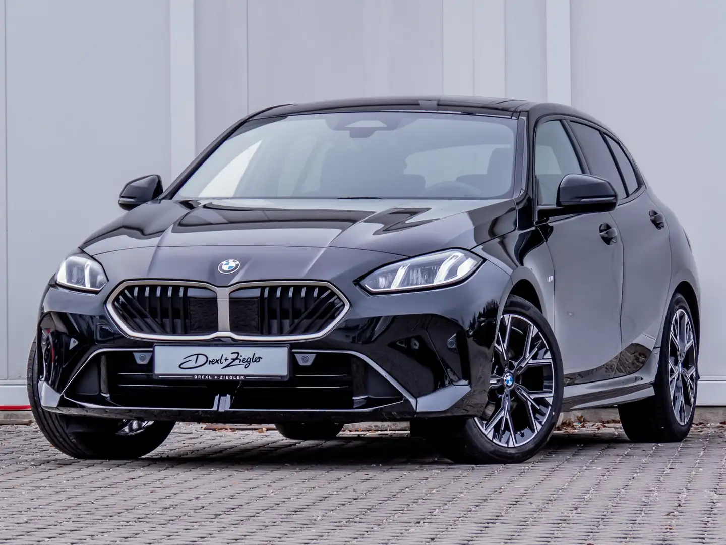 BMW 118 d M Sport AHK PanoDach Klimaauto2Zon S-Schutz Zwart - 1