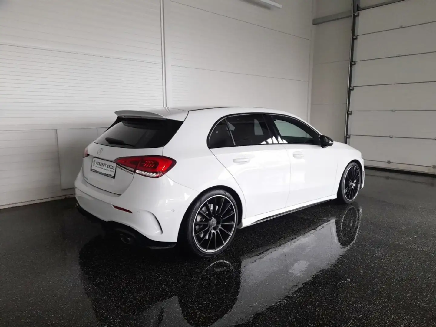Mercedes-Benz A 35 AMG "NIGHT" 4MATIC Aut. *MULTIBEAM LED / MBUX ERWEITERT / 19 ZOLL / VIRTUELL / NAVI / KAMERA* Weiß - 2