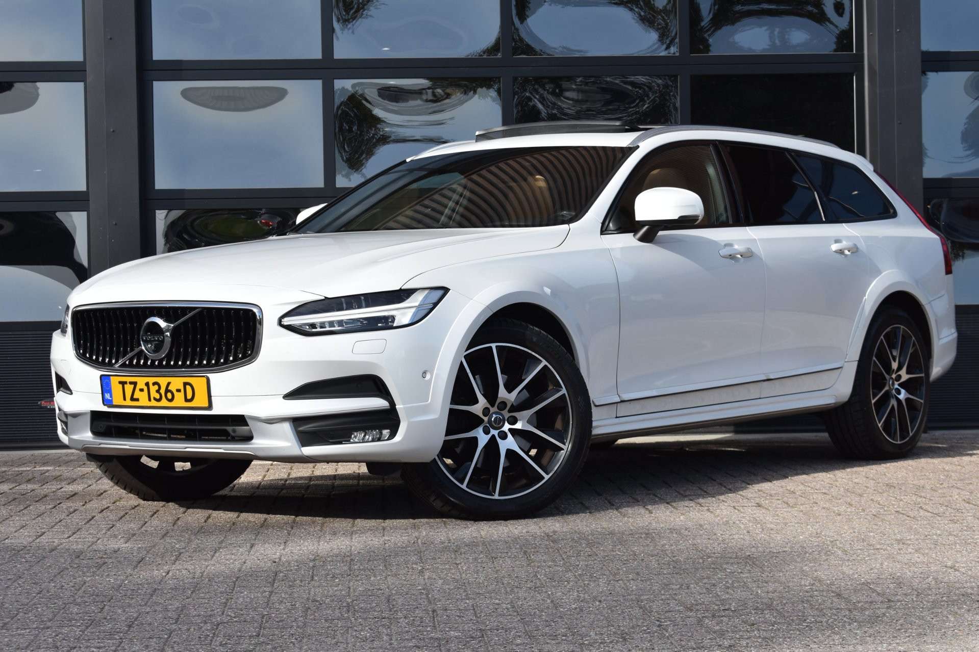 2017 Volvo V90