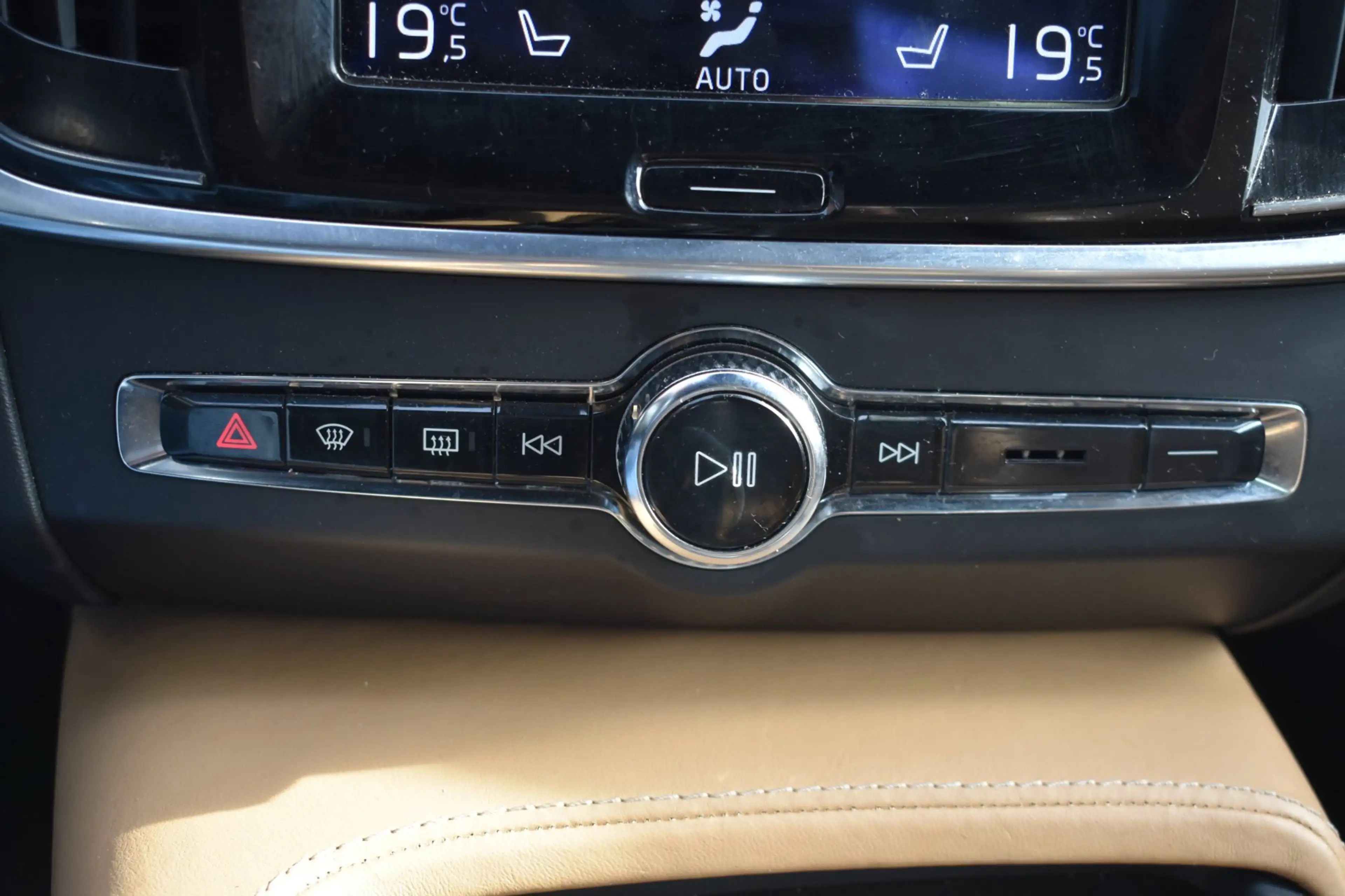 Volvo V90 Cross Country 2.0 T5 Pro '17 LED Pano Leder Clima Navi Cruise In — photo 37
