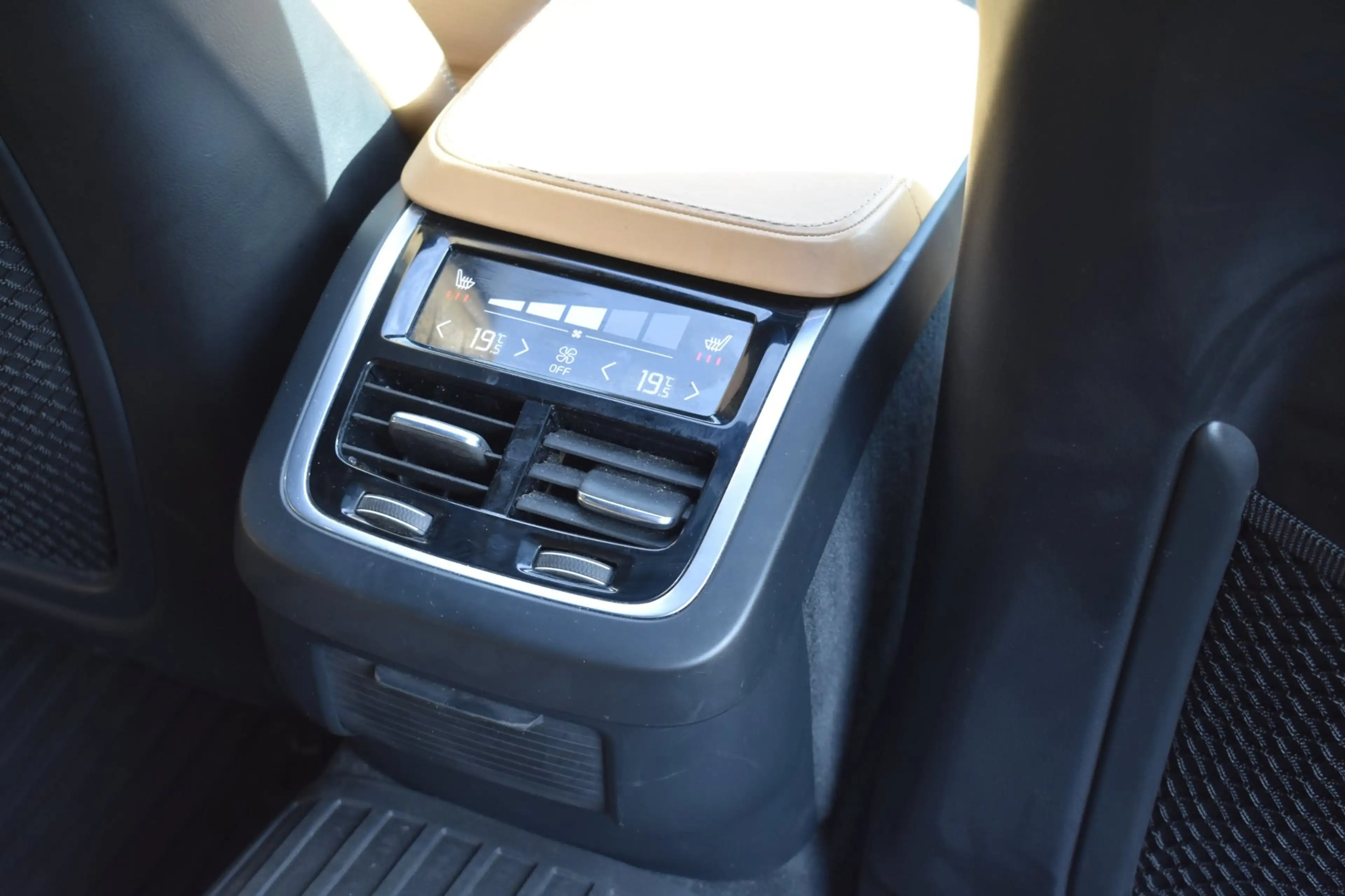 Volvo V90 Cross Country 2.0 T5 Pro '17 LED Pano Leder Clima Navi Cruise In — photo 23