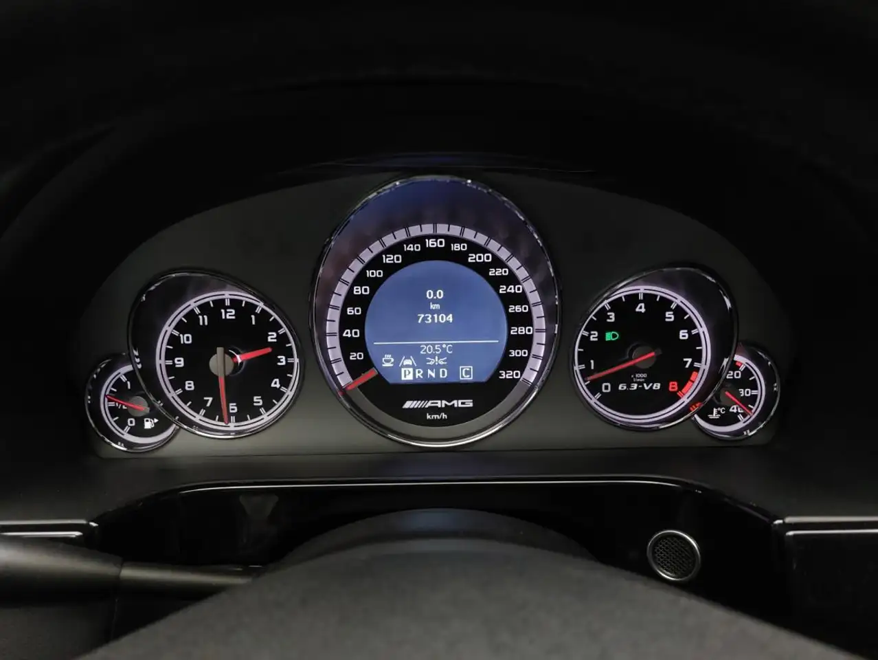Mercedes-Benz E-Class снимка Mercedes-Benz E-Class