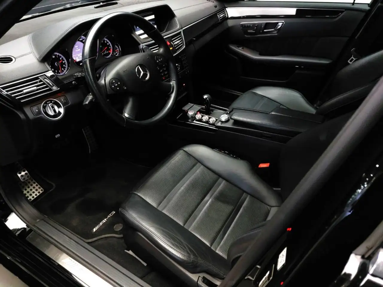 Mercedes-Benz E-Class снимка Mercedes-Benz E-Class