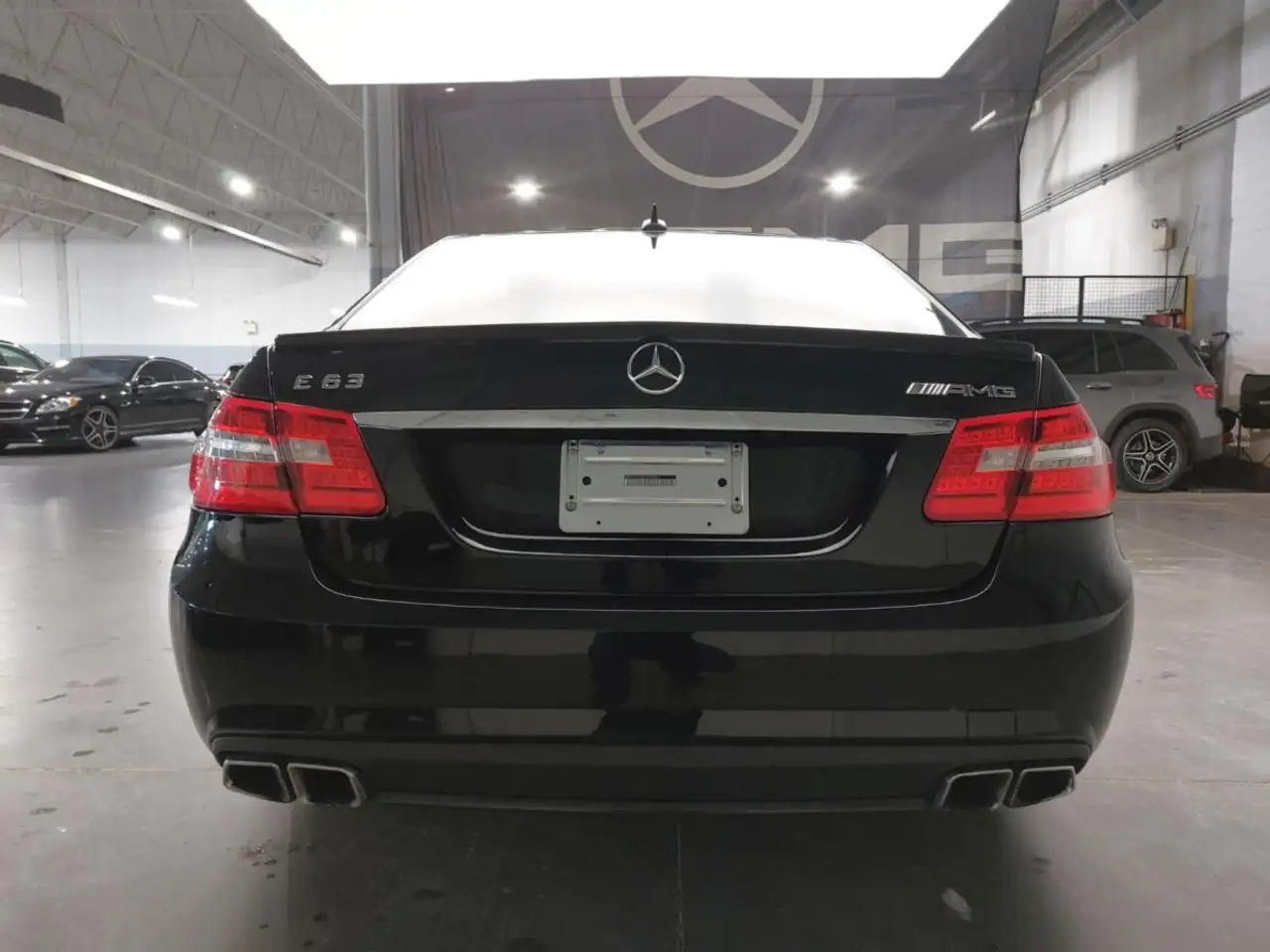 Mercedes-Benz E-Class снимка Mercedes-Benz E-Class