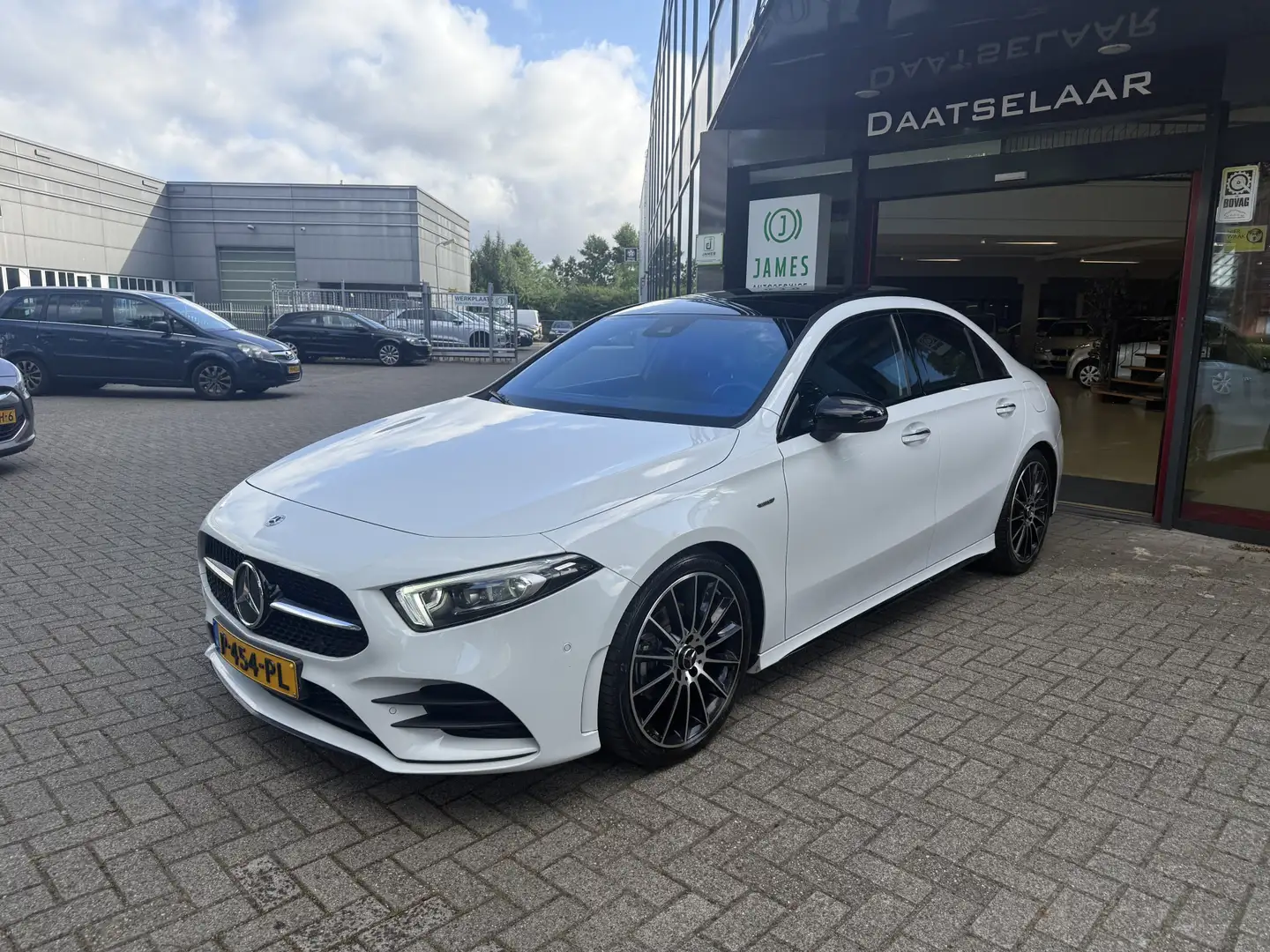 Mercedes-Benz A 200 Business Solution AMG / Panoramadak / Camera / Sfe Wit - 2