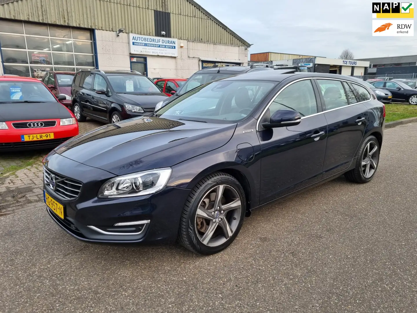 Volvo V60 2.4 D6 Twin Engine R-Design Bj:2015 NAP! Blauw - 1