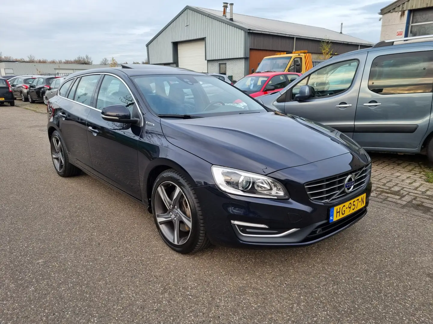 Volvo V60 2.4 D6 Twin Engine R-Design Bj:2015 NAP! Blauw - 2