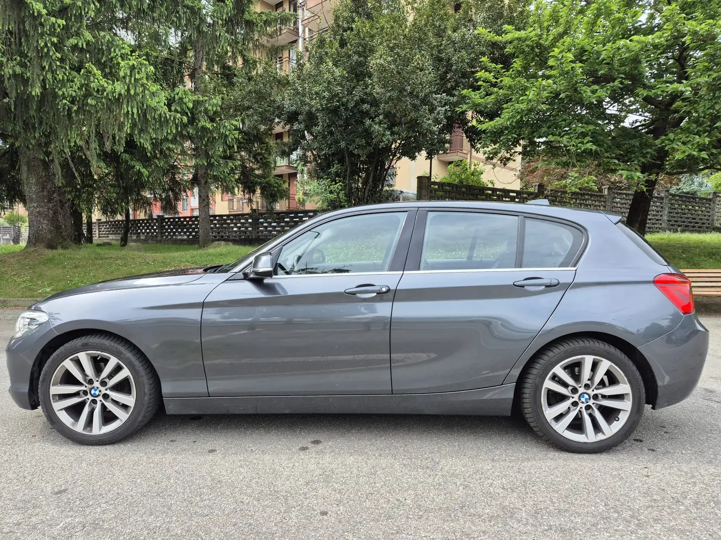 BMW 116 116d Urban 5p auto Szary - 1