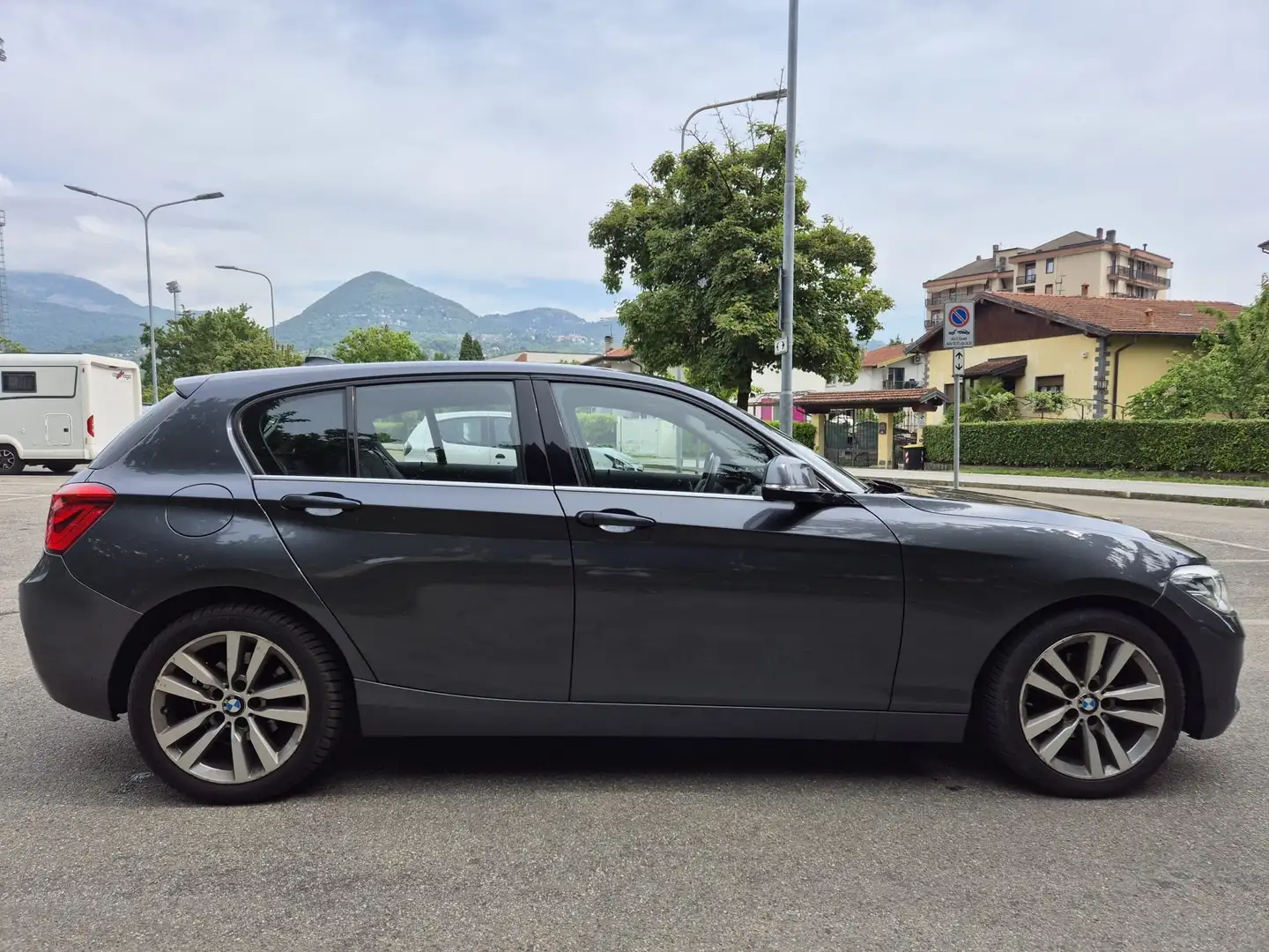 BMW 116 116d Urban 5p auto Szary - 2