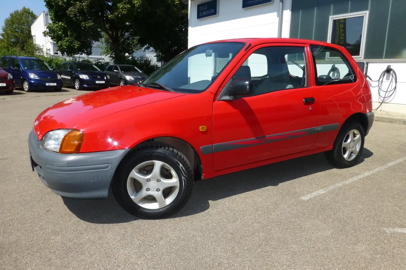Toyota Starlet j 55 kW (75 PS), Schalt. 5-Gang, Frontantrieb Kırmızı - 1