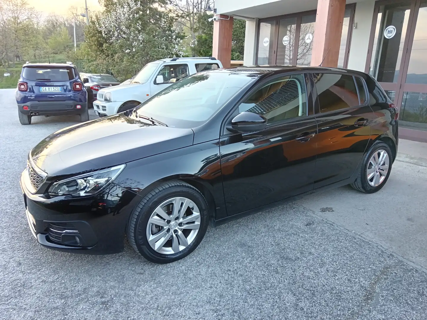 Peugeot 308 1.6 BLUEHDI EAT6 120CV ALLURE + NEOPATENTATI Schwarz - 2