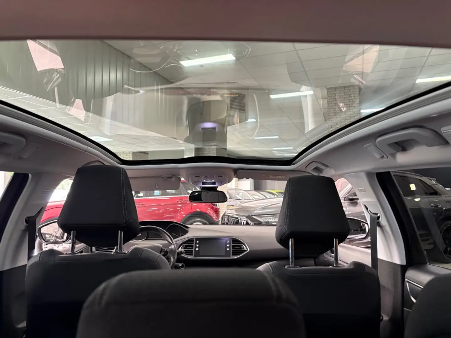 Peugeot 308 1.2 Panorama dak Trekhaak Navigatie Apple Android Gris - 2