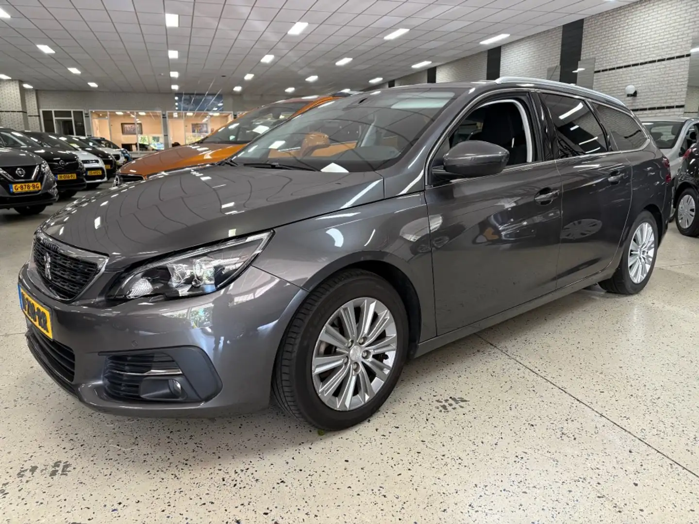 Peugeot 308 1.2 Panorama dak Trekhaak Navigatie Apple Android Gris - 1