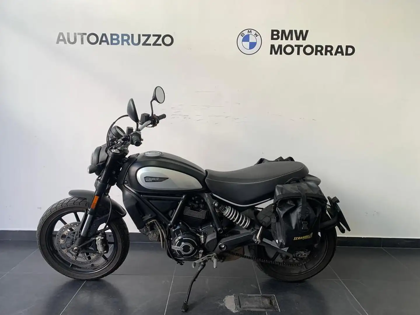 Ducati Icon Dark my19 - 1