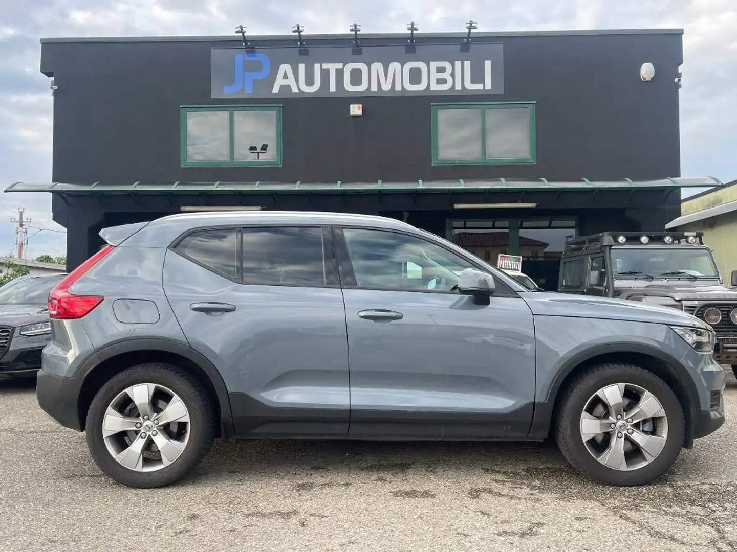 Volvo XC40 2.0 d4 Business Plus awd siva - 1