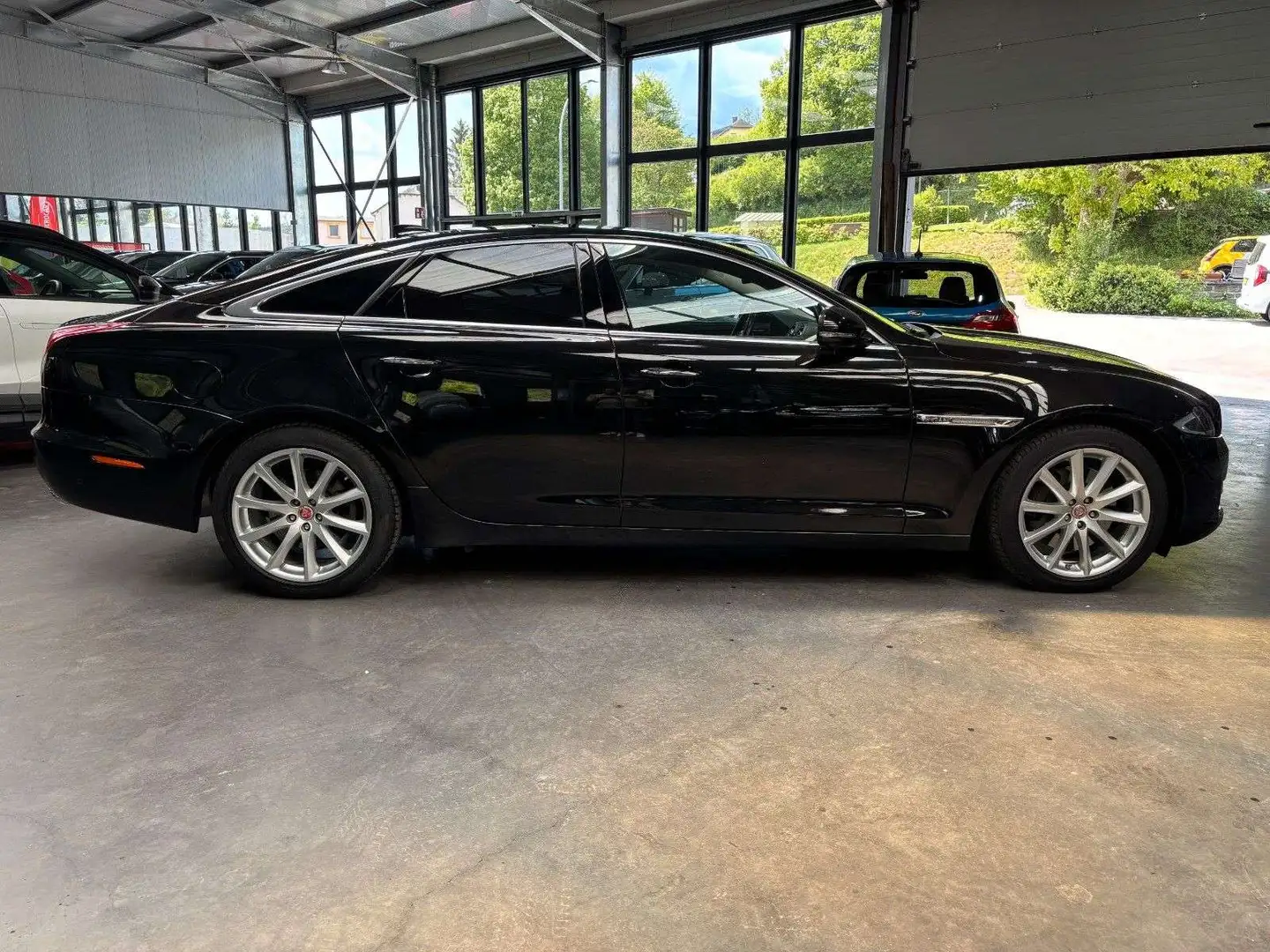 Jaguar XJ V6 3.0 Diesel 300HP Black - 2