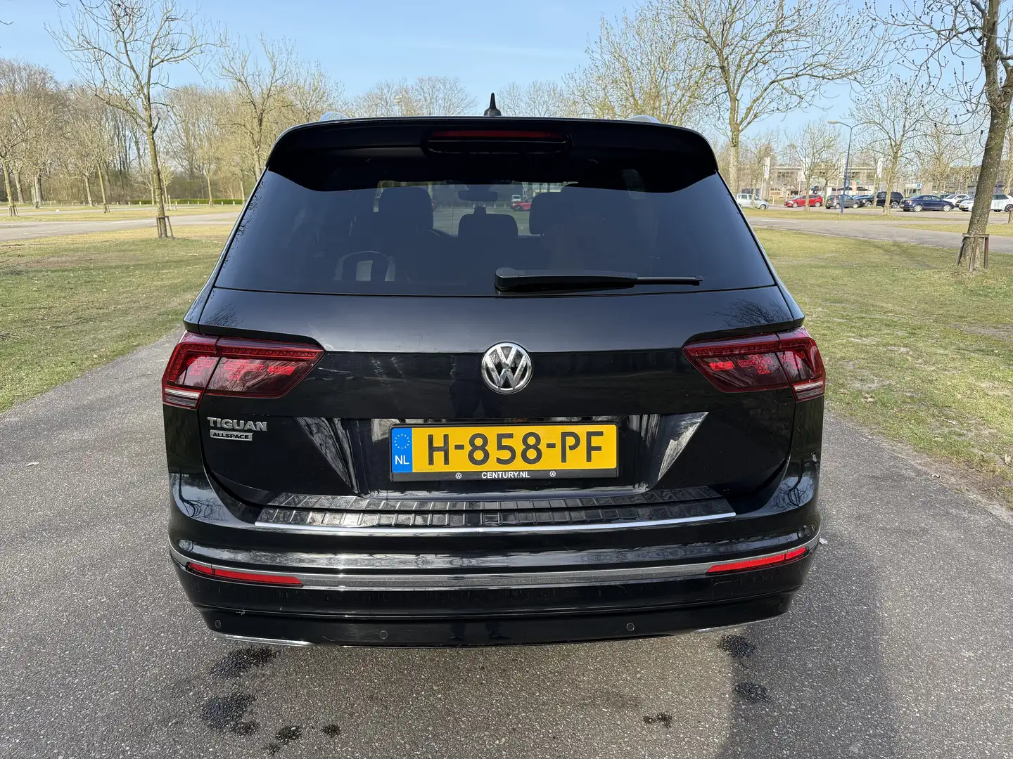 Volkswagen Tiguan 1.5 TSI HL Bus R 7p. Zwart - 2