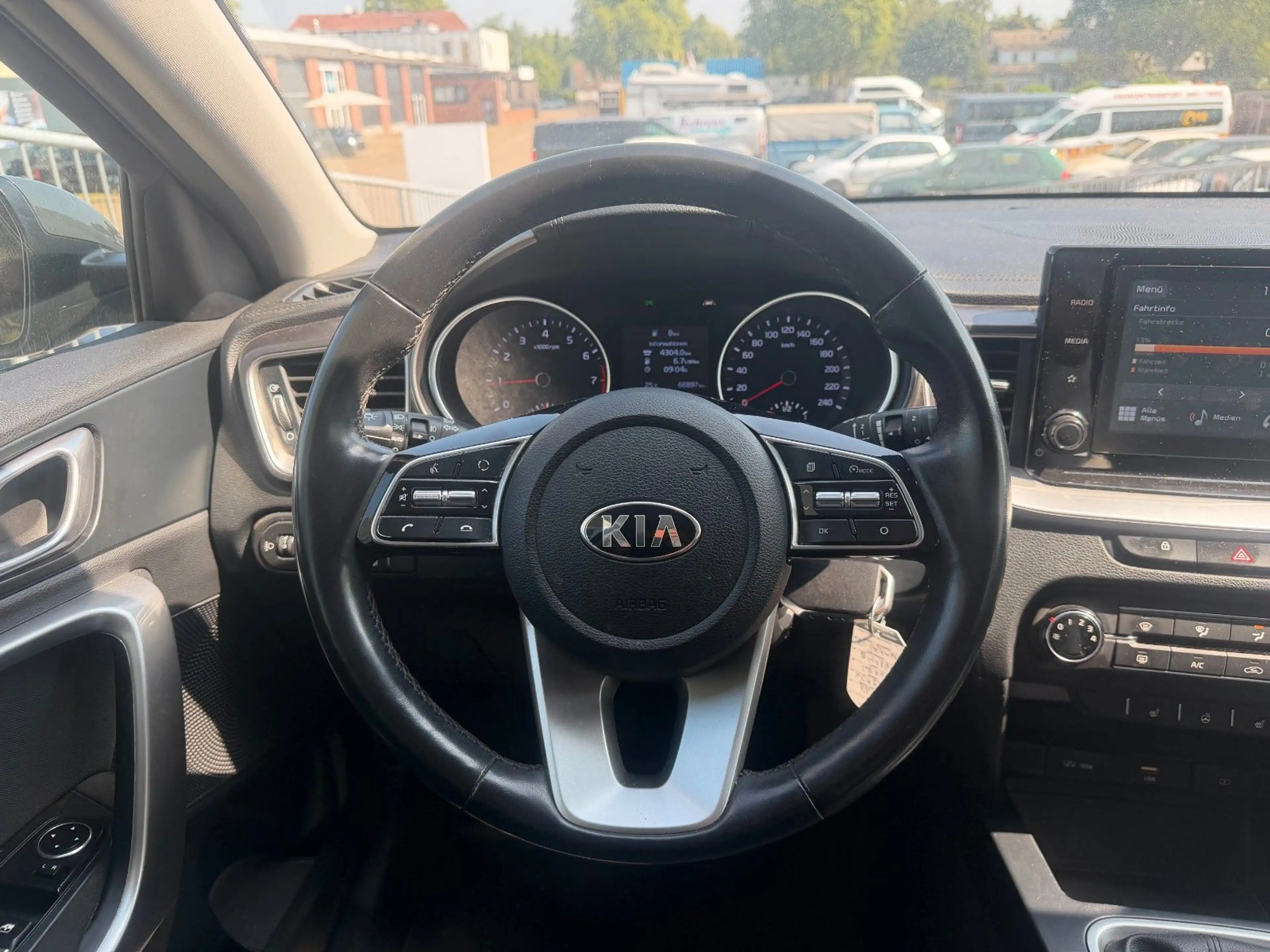 Kia XCeed — photo 13