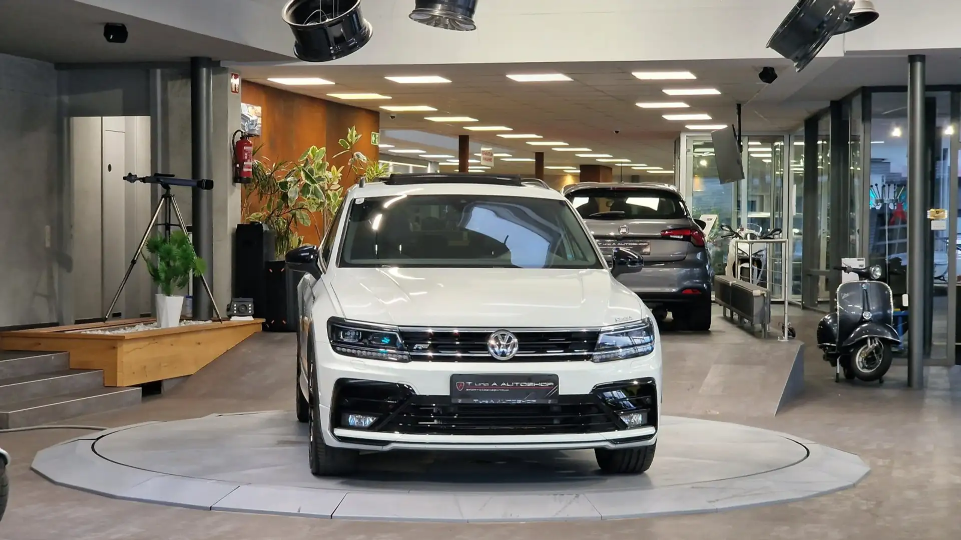 Volkswagen Tiguan 1,5 TSI R-Line OPF 1-Hand DSG *Pano*Kamera*20Zoll* Weiß - 2