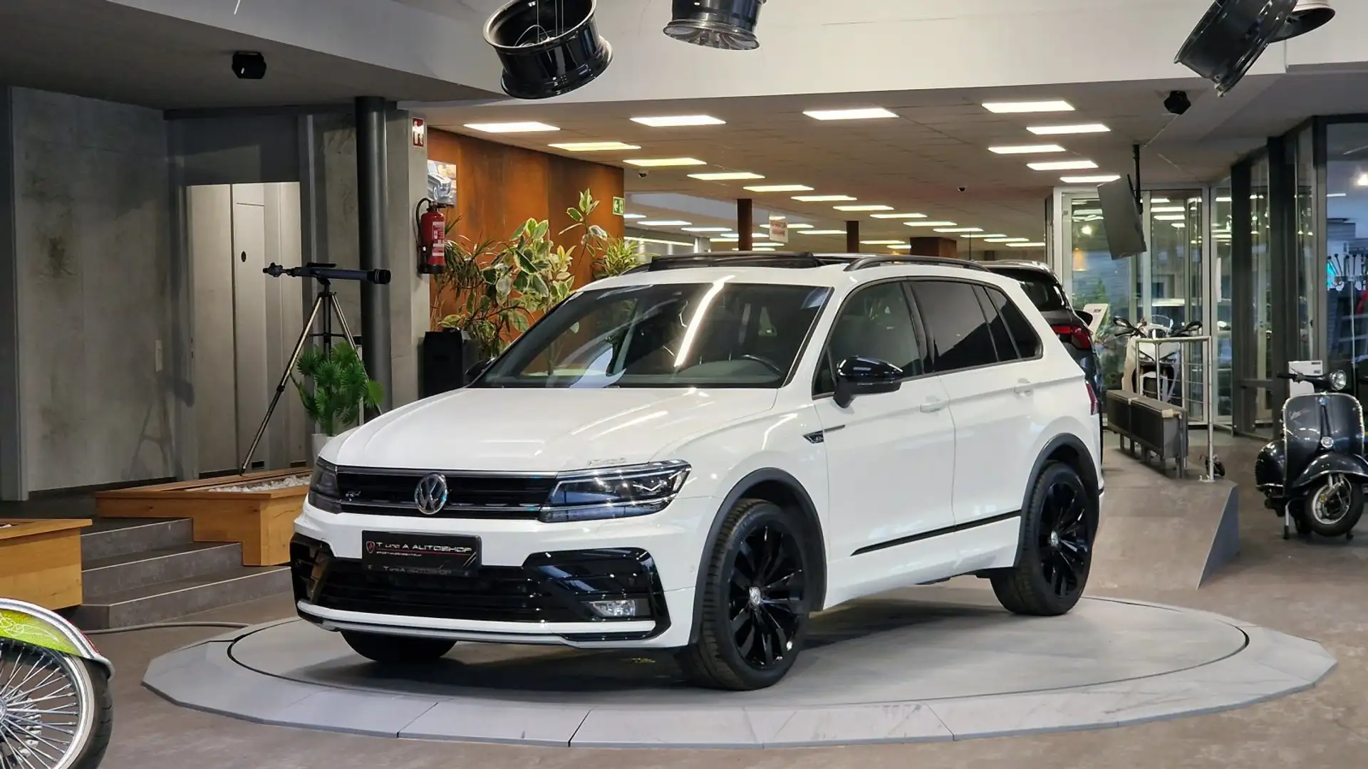Volkswagen Tiguan 1,5 TSI R-Line OPF 1-Hand DSG *Pano*Kamera*20Zoll* Weiß - 1