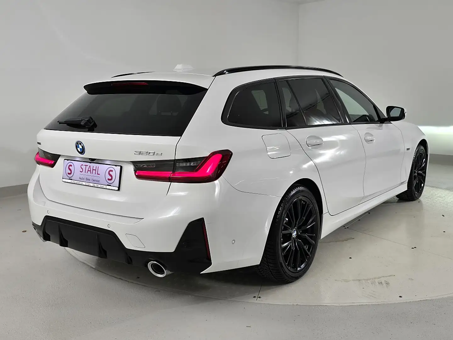 BMW 320 e PHEV xDrive Touring Aut. Weiß - 2