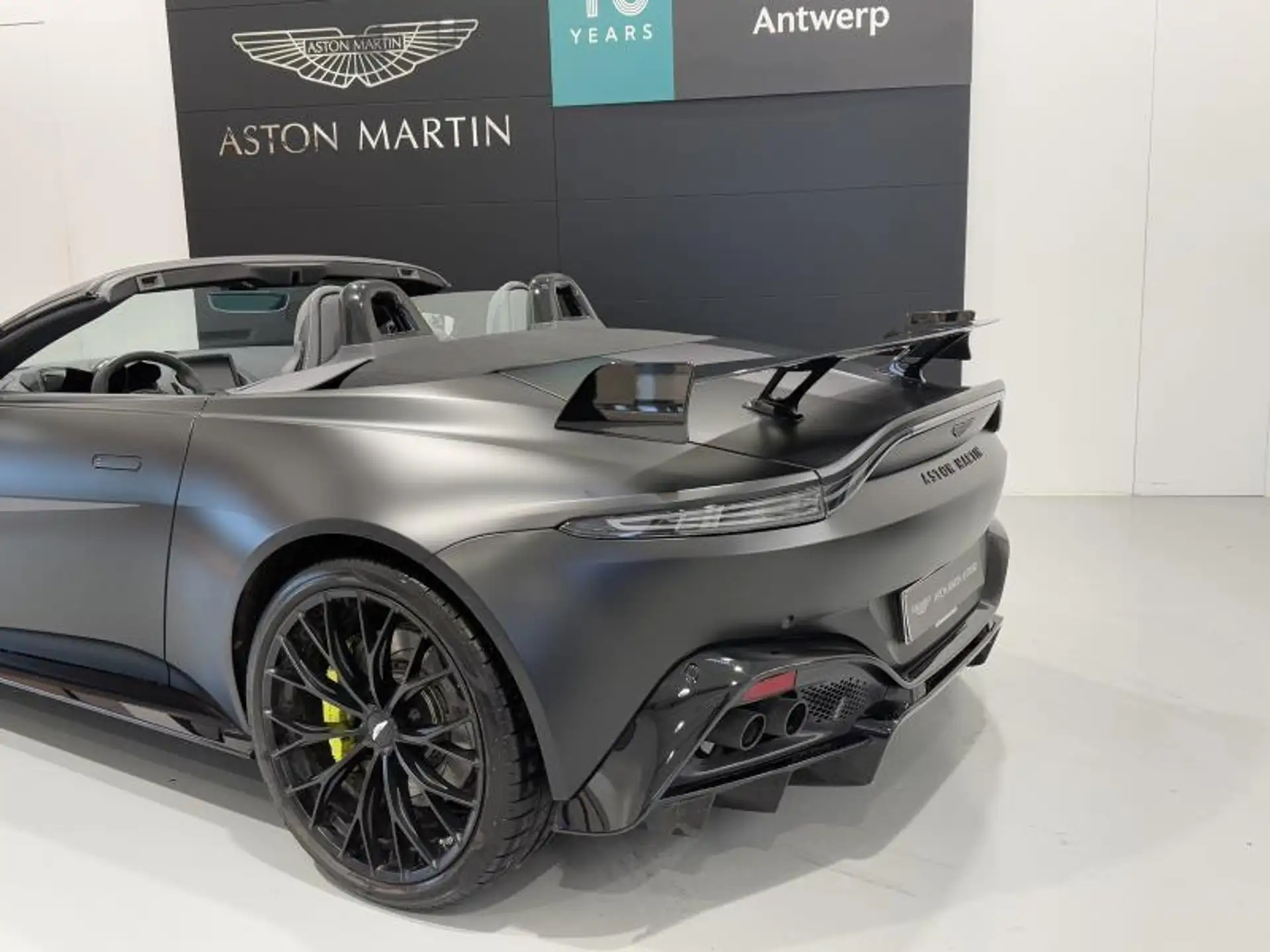 애스턴마틴 밴티지 V8 Coupe 2022 건메탈 사진 5