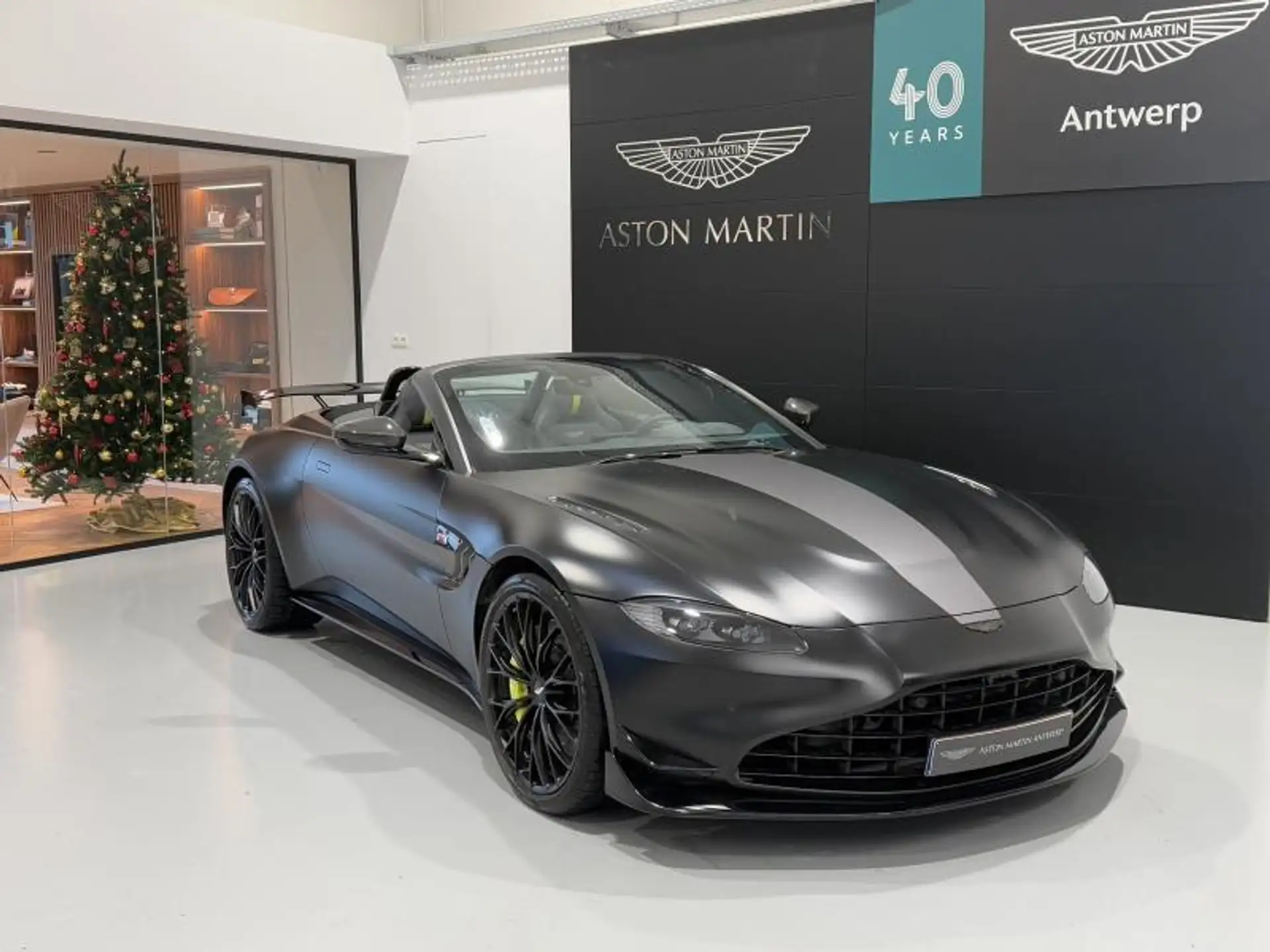 애스턴마틴 밴티지 V8 Coupe 2022 건메탈 사진 3