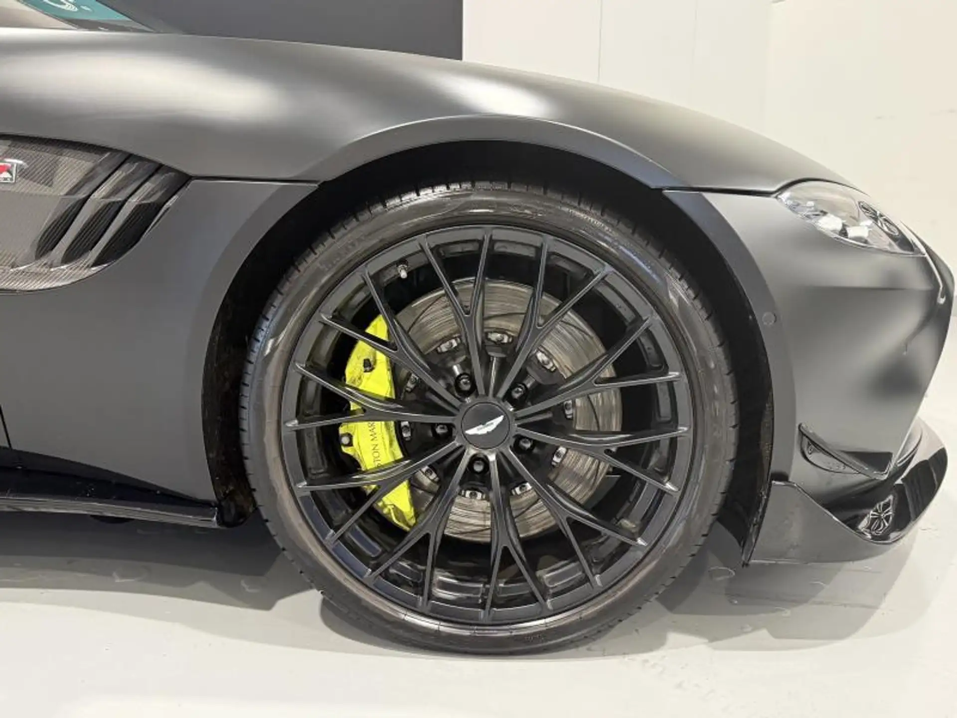 애스턴마틴 밴티지 V8 Coupe 2022 건메탈 사진 7
