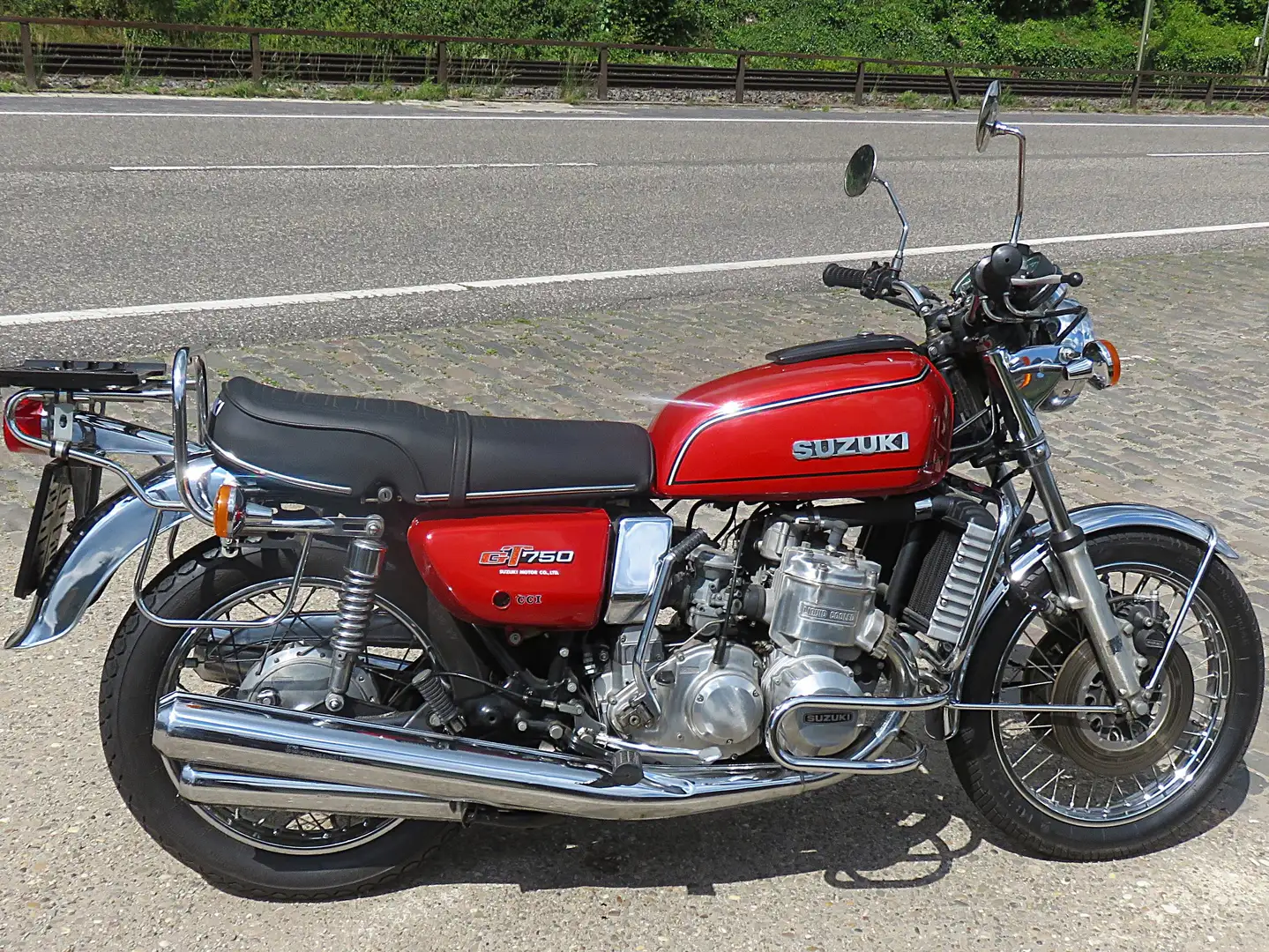 Suzuki GT 750 Wasserbüffel Rojo - 1