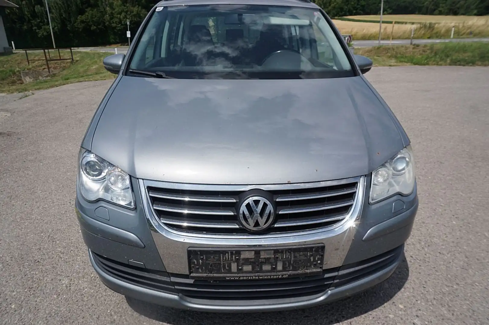 Volkswagen Touran Trendline 2,0 TDI DPF DSG Grijs - 2