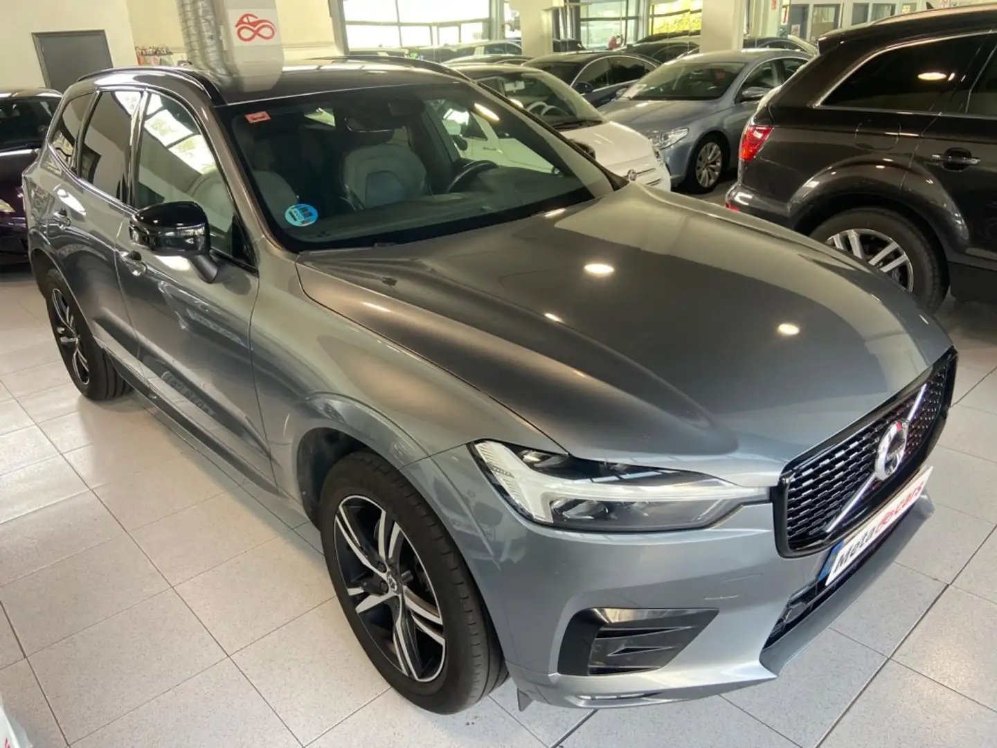 Volvo XC60 B4 R-Design FWD Aut. Gris - 2