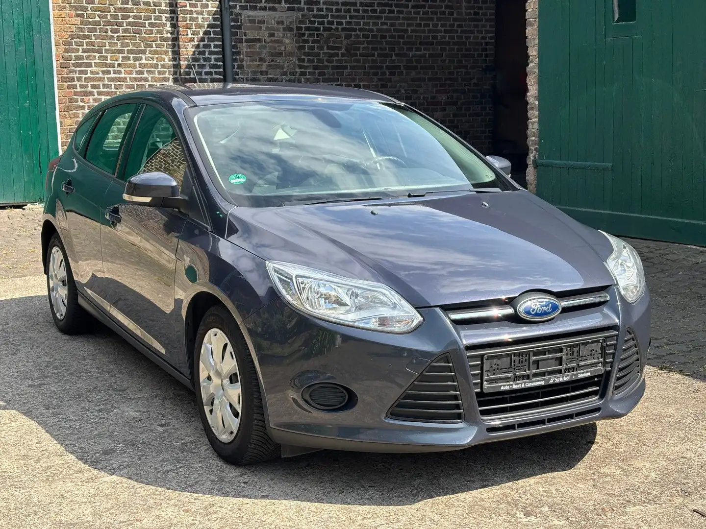 Ford Focus 1,6TDCi 85kW KLIMA Gris - 1