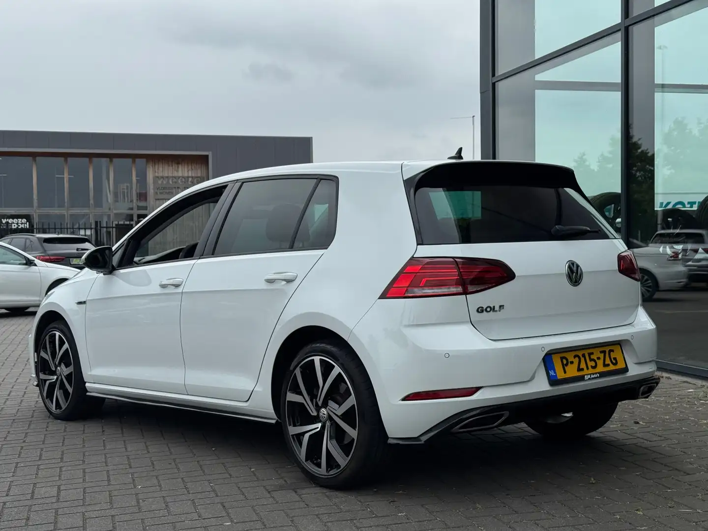 Volkswagen Golf 1.0 TSI R-Line * Navigatie * Adaptieve Cruise Cont Wit - 2
