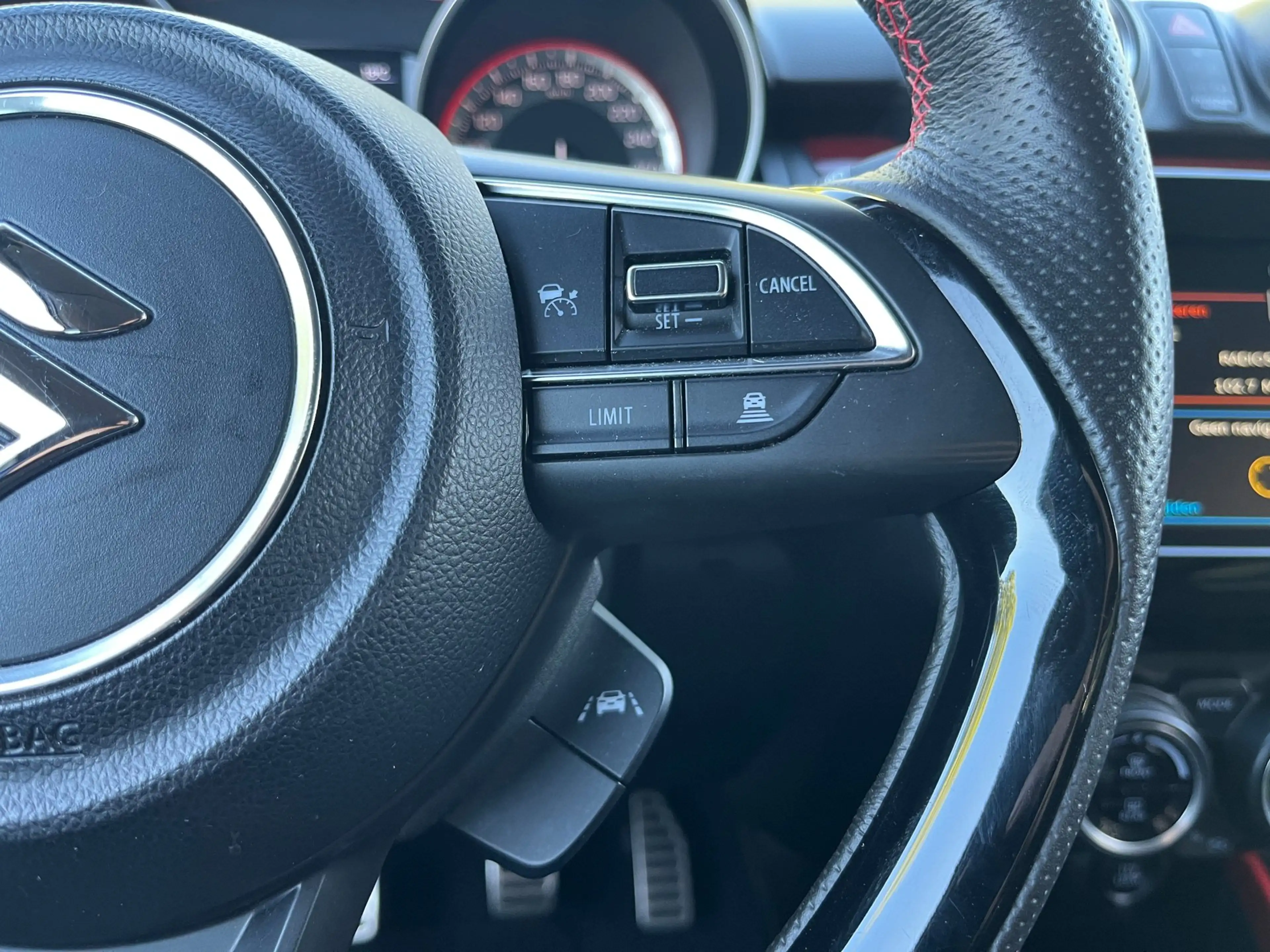 Suzuki Swift 1.4 Sport Smart Hybrid — photo 22