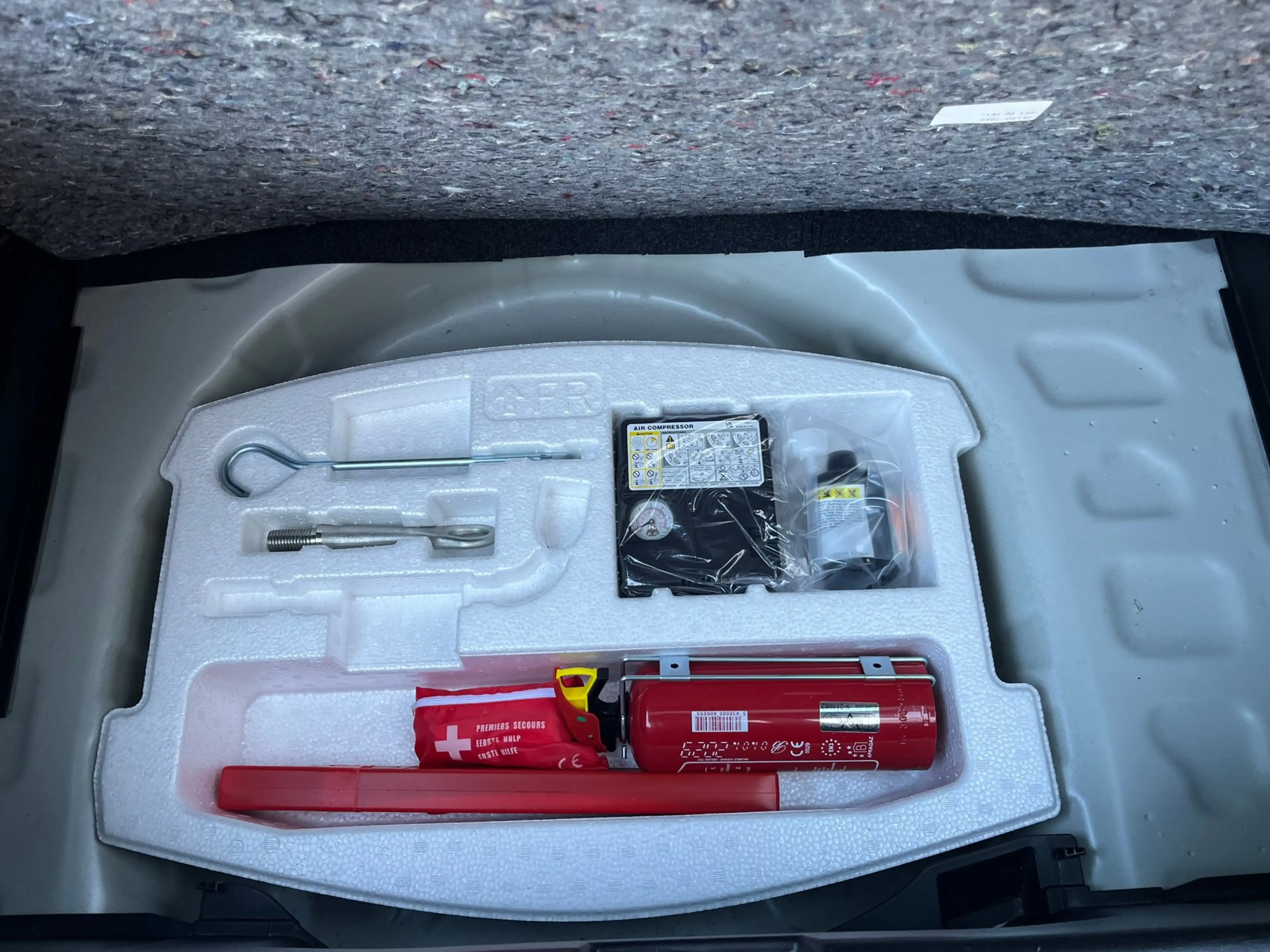 Suzuki Swift 1.4 Sport Smart Hybrid — photo 33