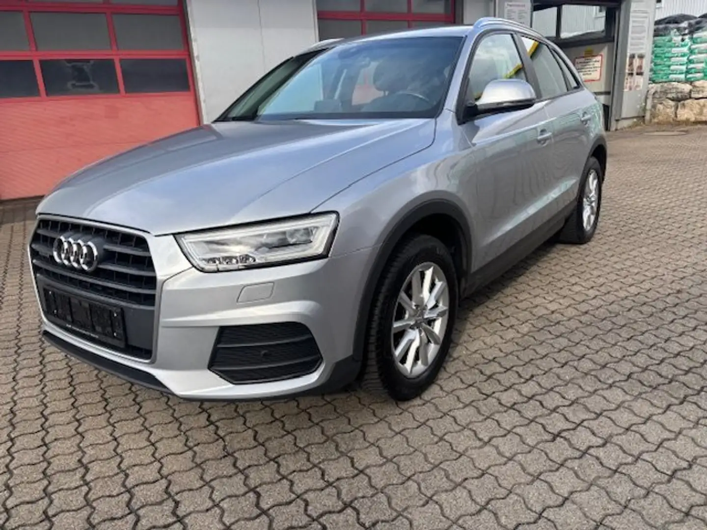 Audi Q3 basis quattro Silber - 2
