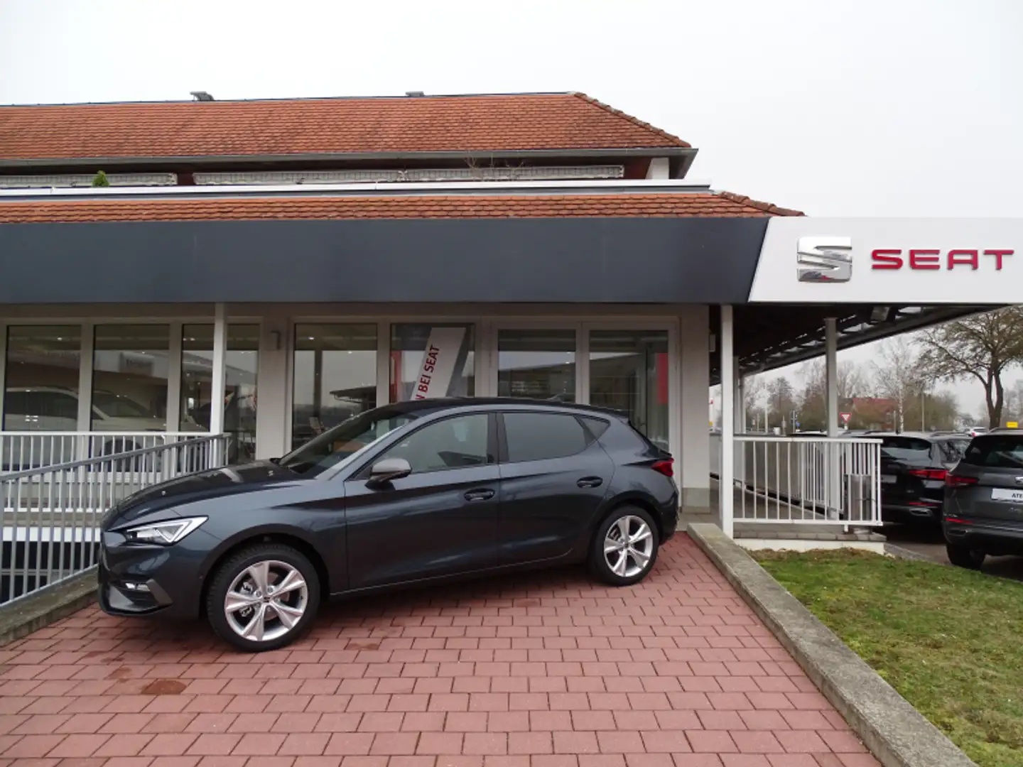 SEAT Leon Leon 1.5 TSI ACT FR 150PS Navi ACC Sitzheiz. Voll- Grau - 1