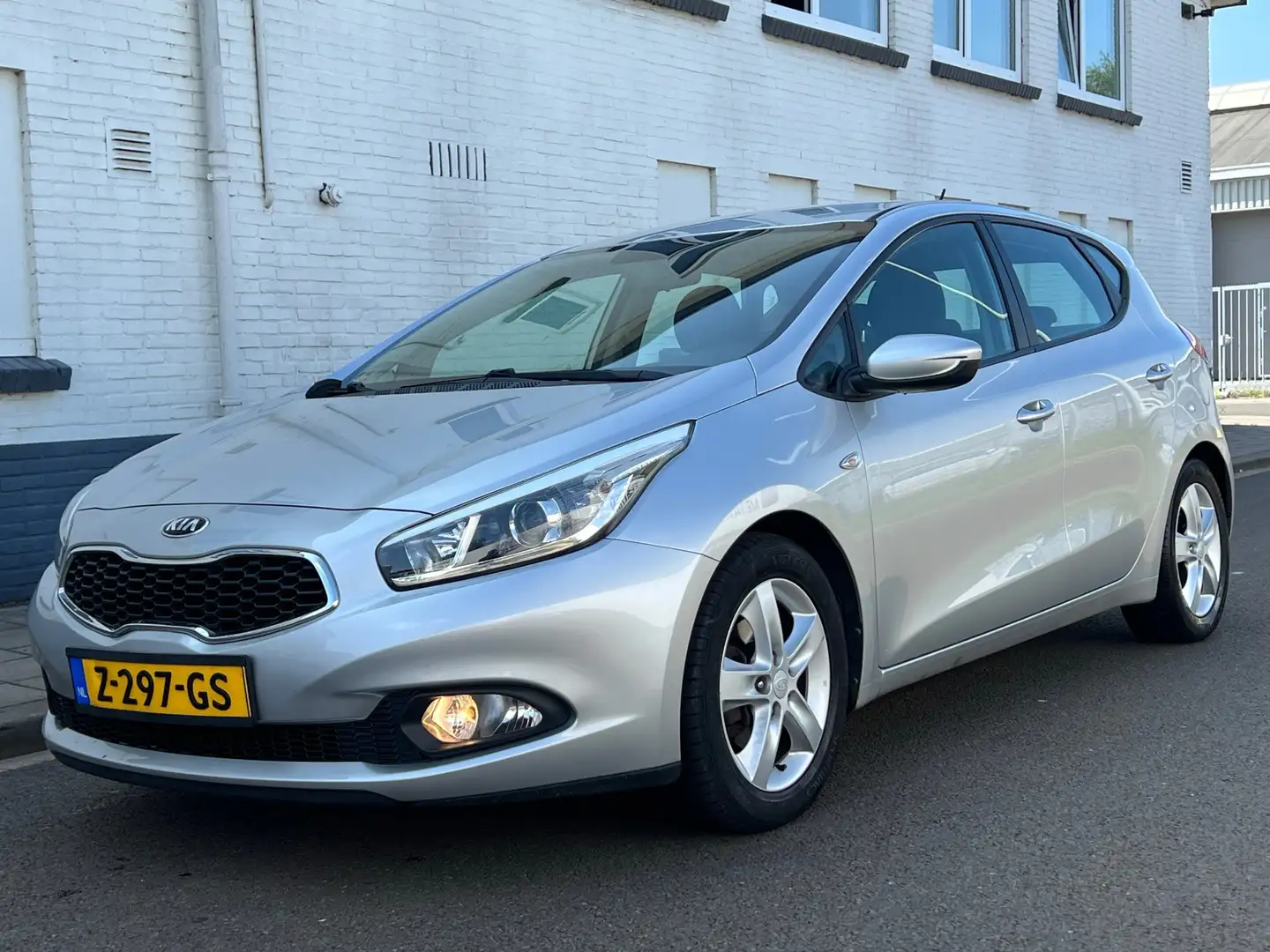 Kia Ceed / cee'd 1.4 CVVT|PDC|Cruise|Airco|Winterpakket|Bluetooth Grau - 2