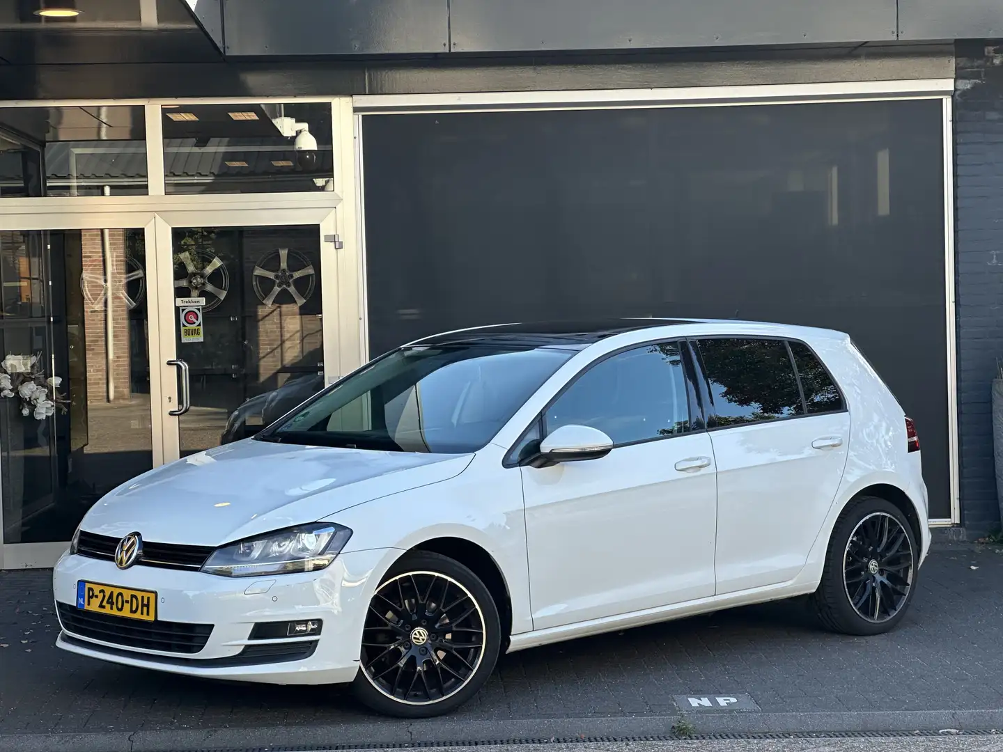 Volkswagen Golf 1.2 TSI Highline PANO / MASSAGE / CLIMA / STOELVER Weiß - 1