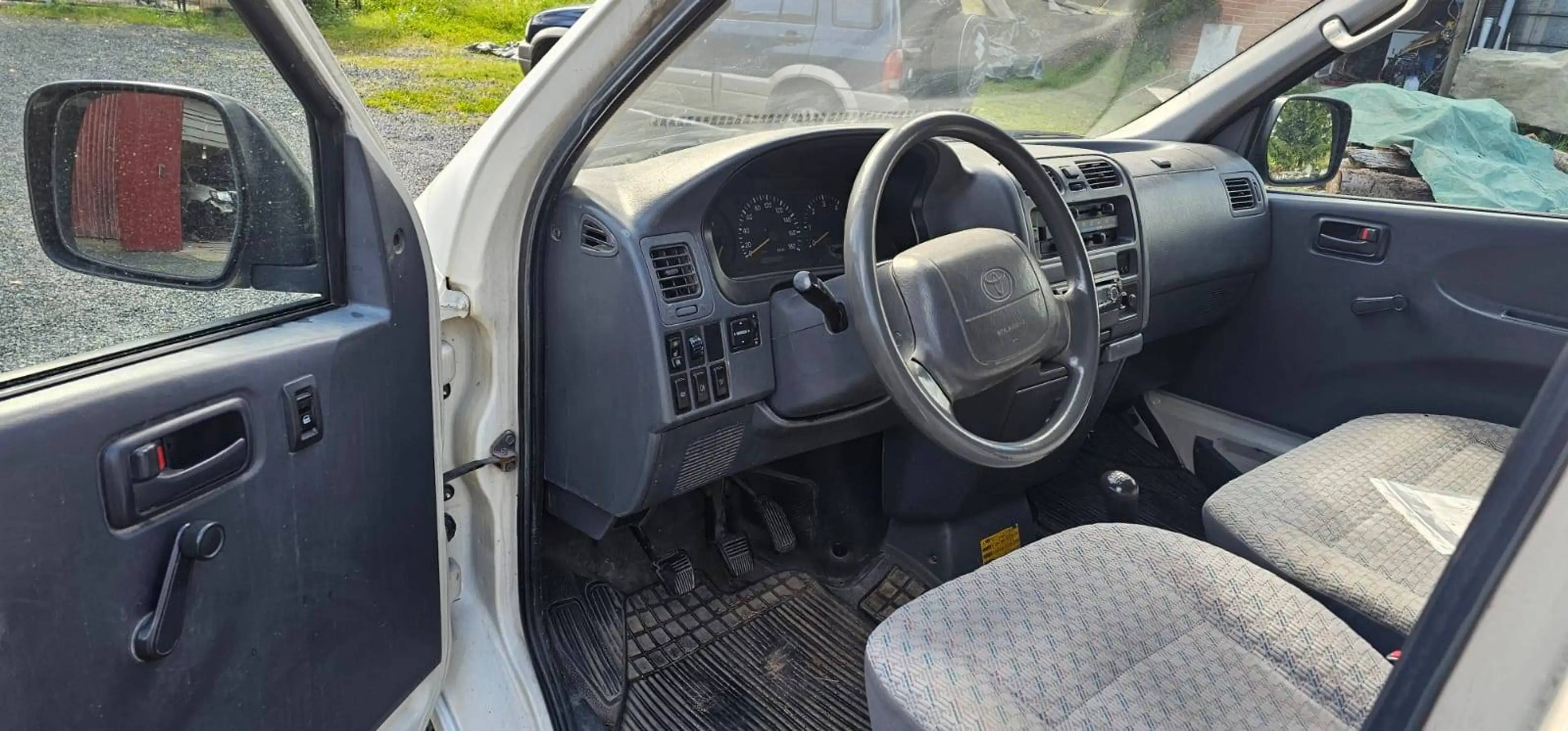 Toyota Hiace HiAce D-4D — photo 5