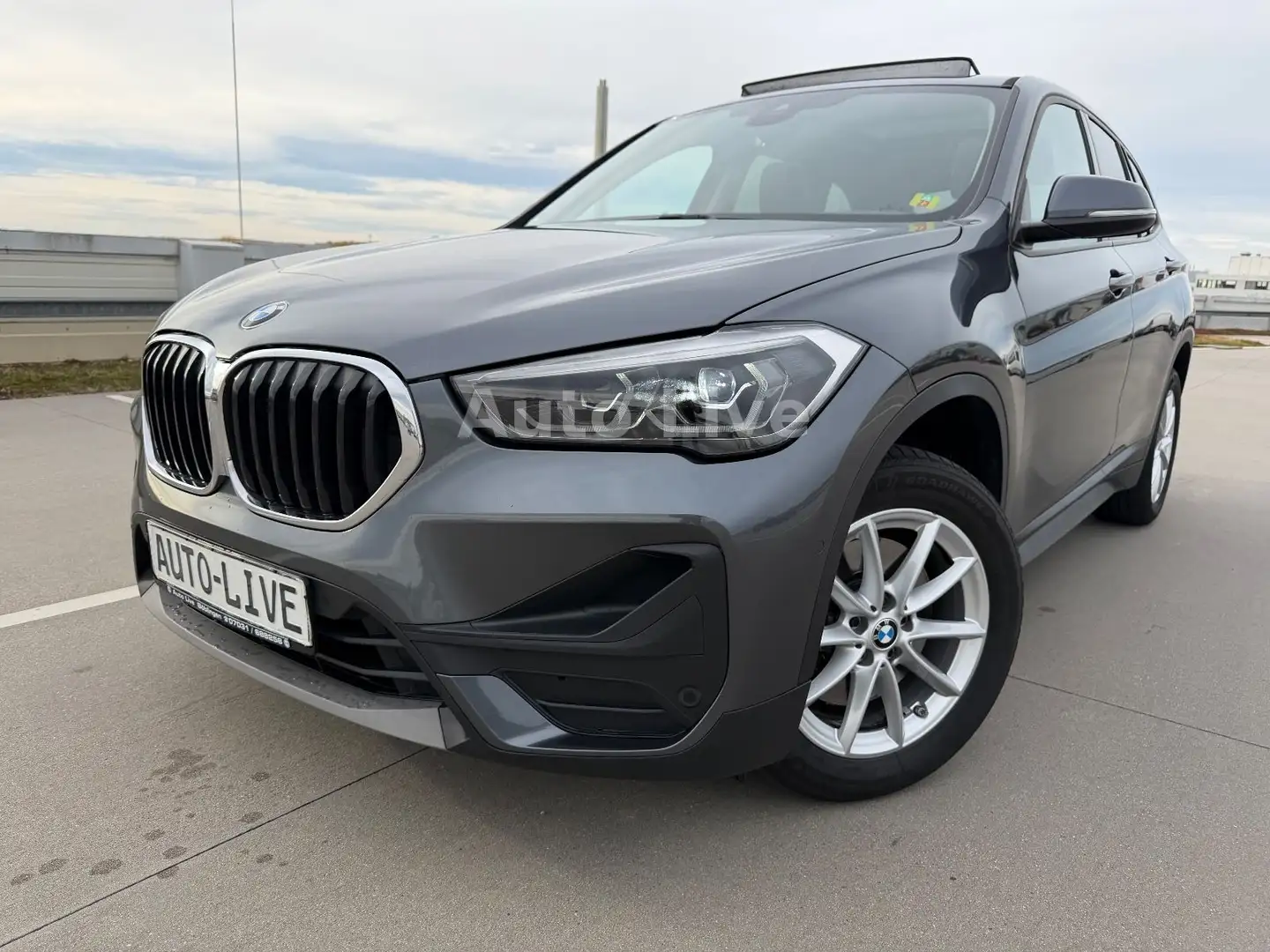 BMW X1 sDrive 20 d*AUTOMATIK*SPORT*PANO*NAVI*LED*AHK Grau - 1