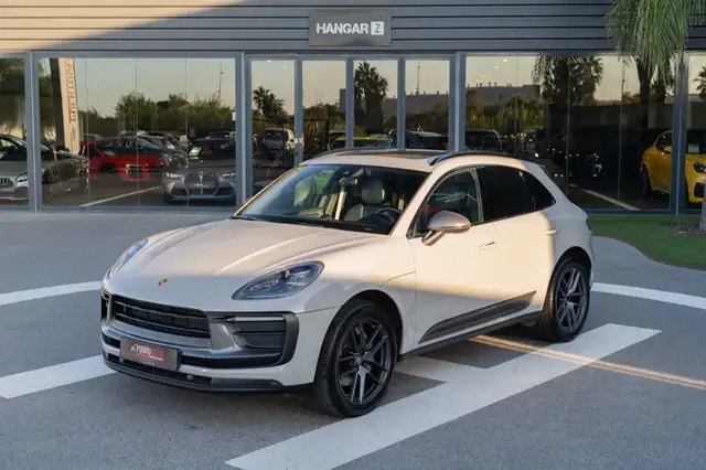 Porsche Macan view 3
