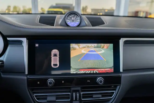Porsche Macan view 11
