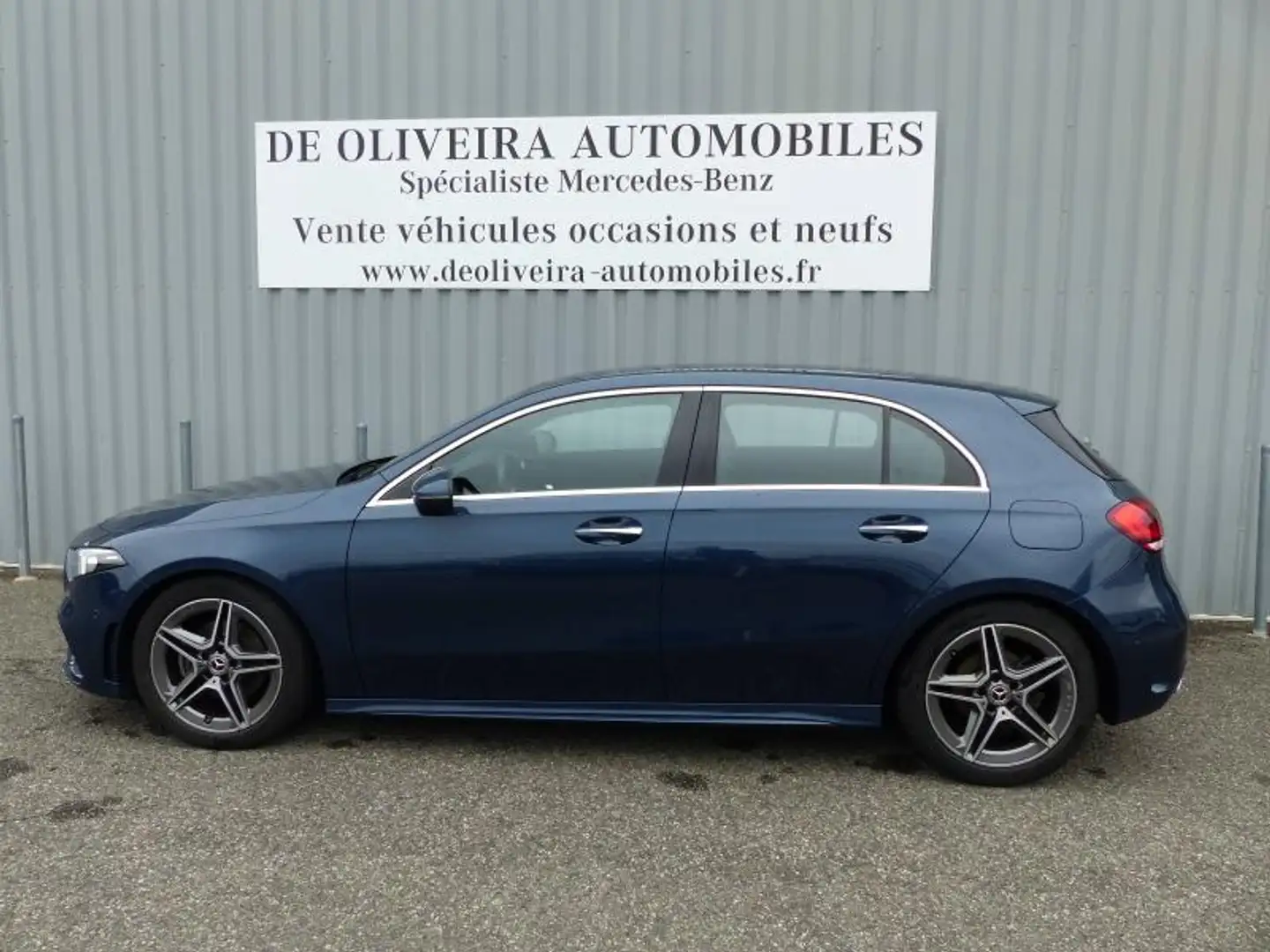 Mercedes-Benz A 180 180 d 116ch AMG Line 7G-DCT Blau - 2