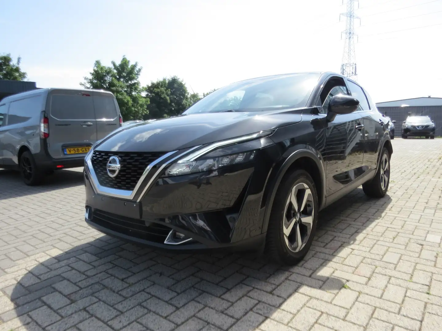 Nissan Qashqai 1.3 DIG-T MHEV N-Connecta Zwart - 1