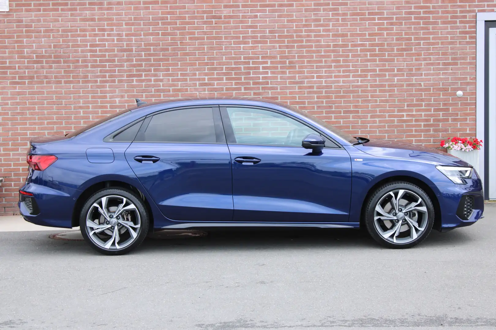 Audi A3 Limousine 35 TFSI S-TRONIC 150PK S-line |MATRIX-LE Blauw - 2