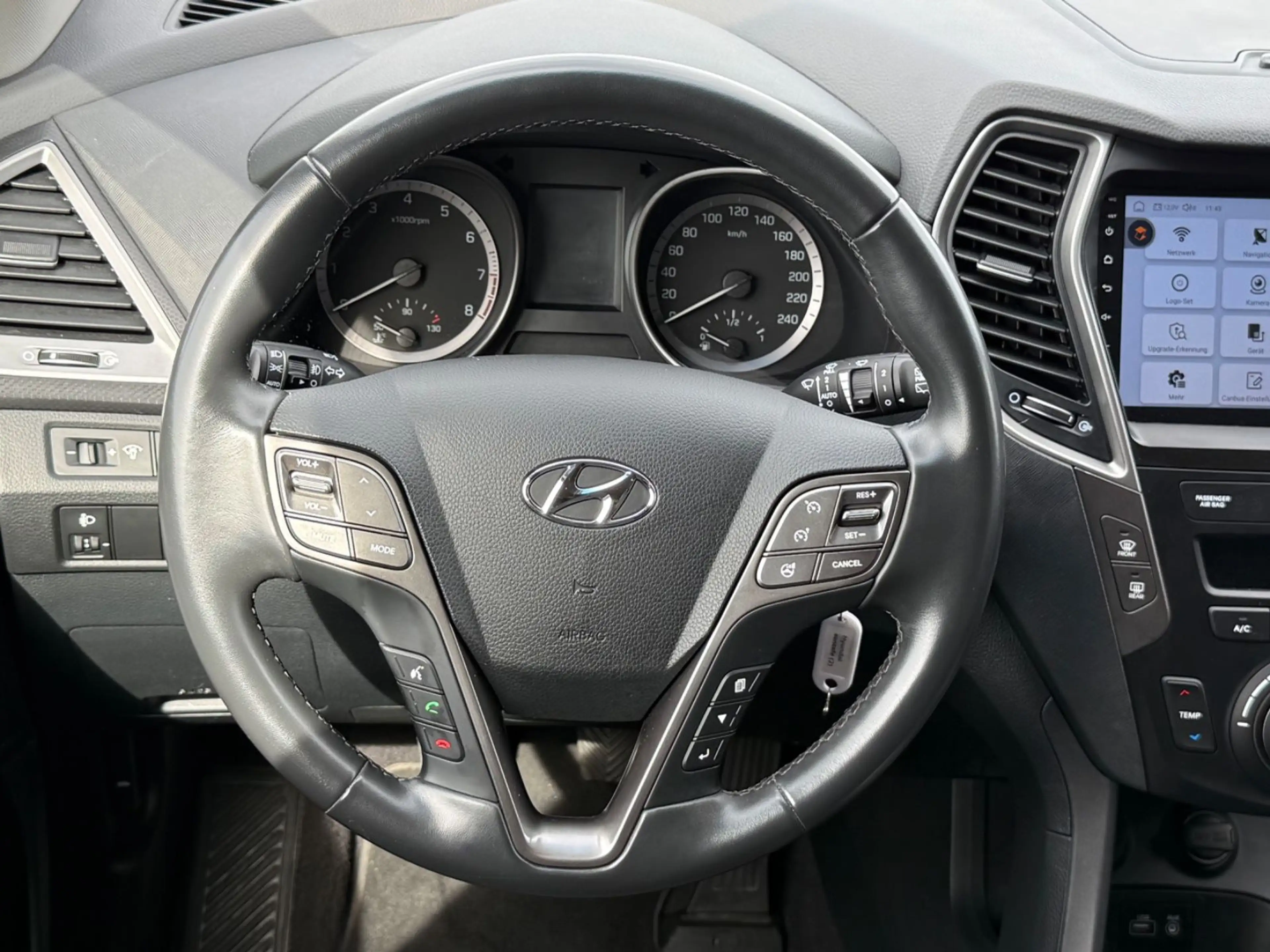 Hyundai SANTA FE Trend 2WD — photo 12